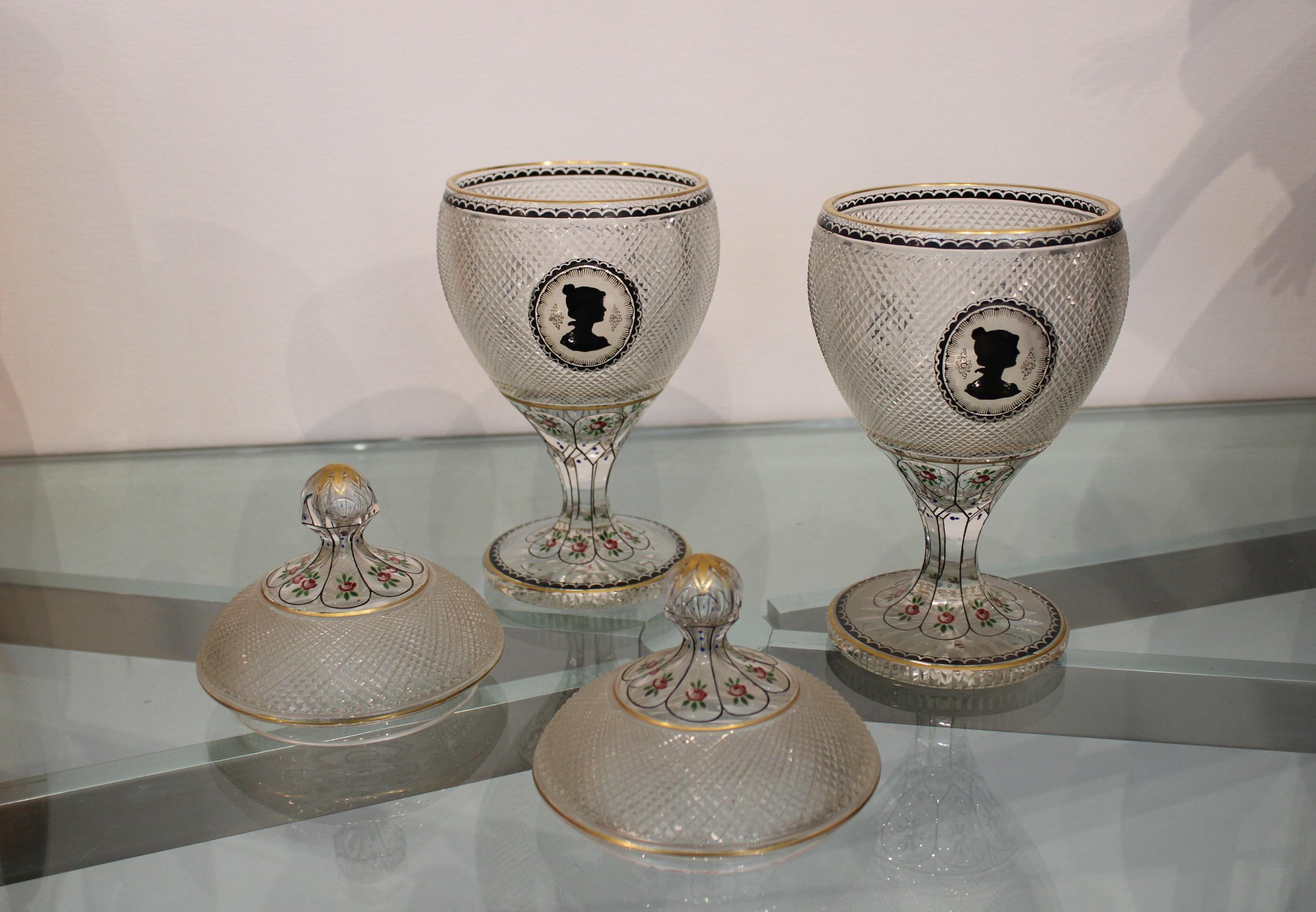 Cristal Paire de vases recouverts de cristal de Bohème en vente