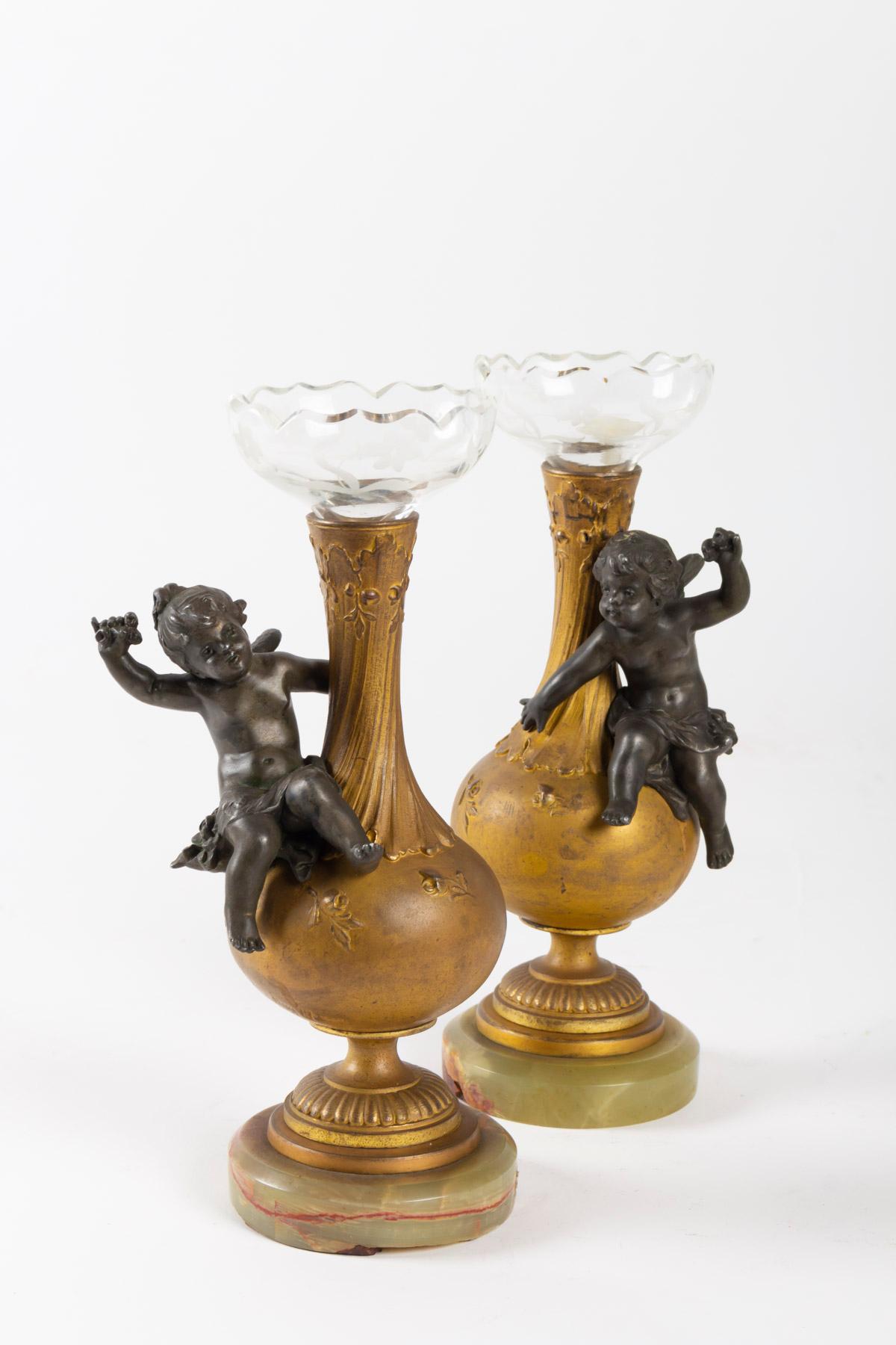 Pair of vases for 1 flower head, signed Moreau, Napoleon III Period in original and antique golden bronze, onyx and crystal cup
Measures: H 25cm, W 14cm, P 10cm.