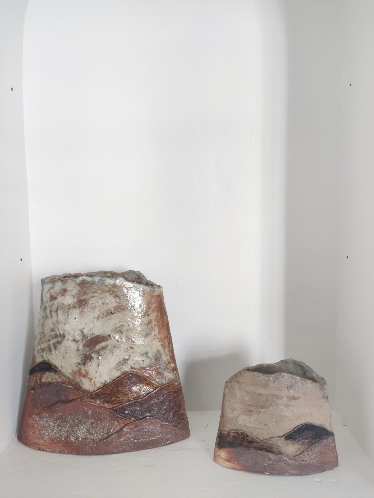 Paire de vases en céramique de Claude Gaget, réalisés dans les années 1970 à La Borne.
En chamotte et grès émaillé. Ces céramiques font partie de la série 