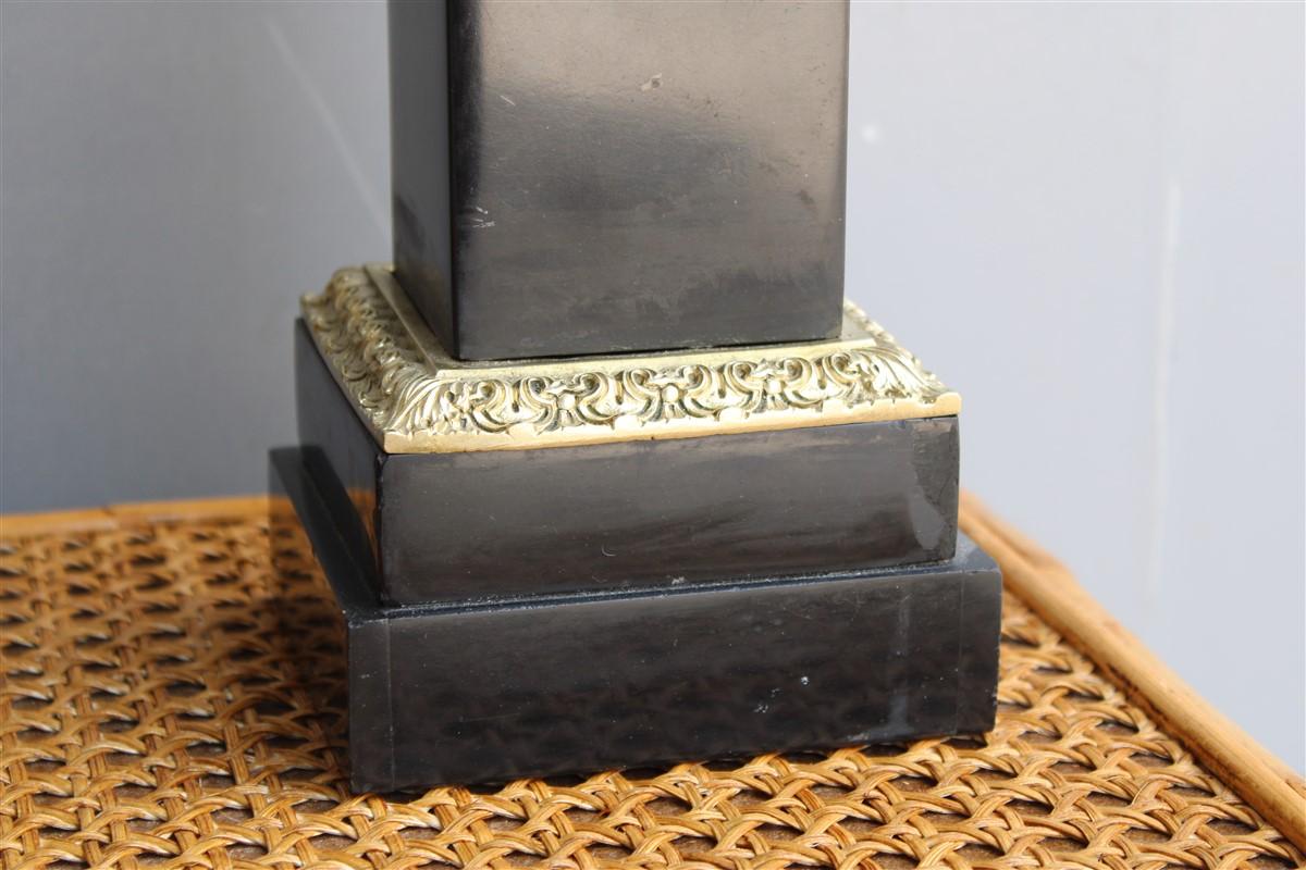 Marmo Coppia di vasi in marmo nero e parti in ottone lucido Napoleone III Francia in vendita