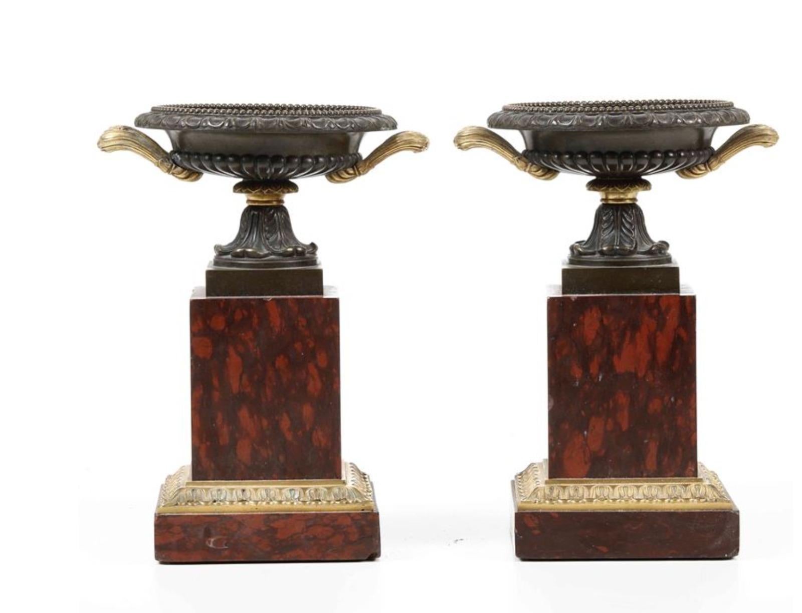 Paar Vasen aus Bronze und rotem Marmor,
Frankreich
19. Jahrhundert
H: 27
gute Bedingungen
Nie wiederhergestellt