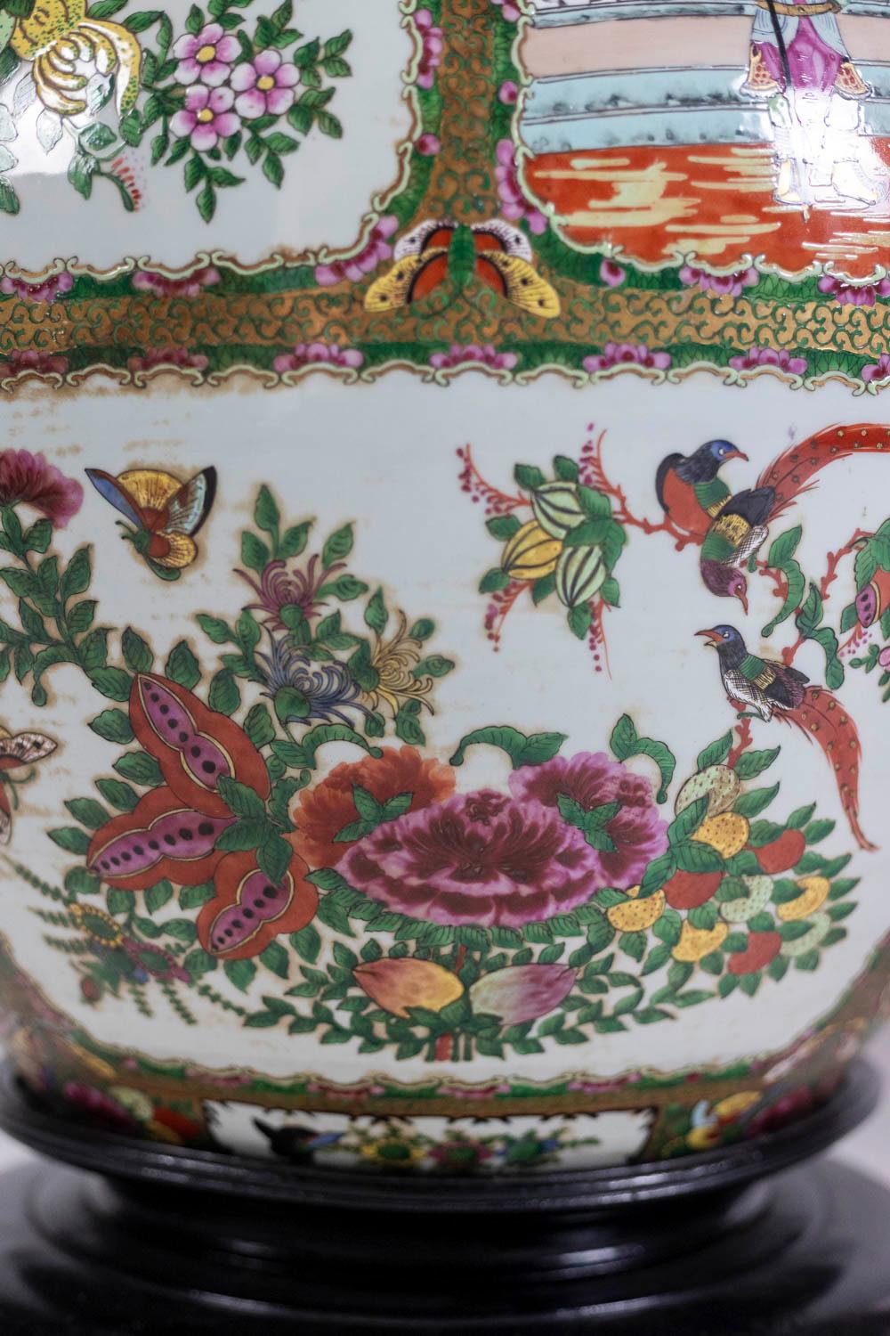 Paire de vases en porcelaine de Canton. Vers 1950. en vente 10