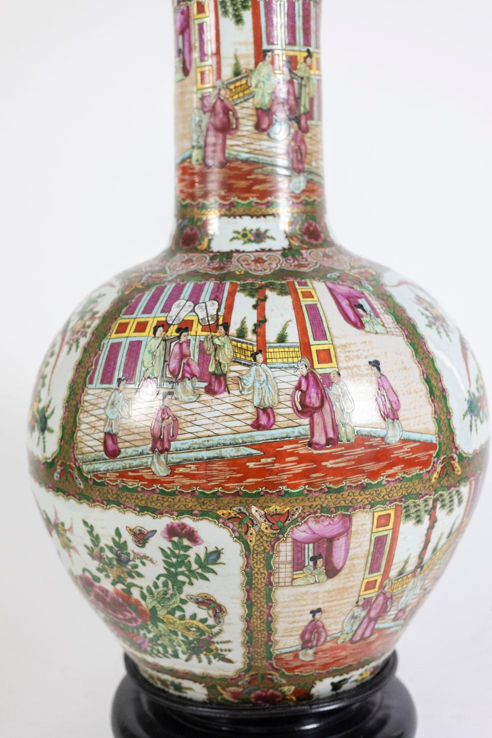 Paire de grands vases à panse renflée, ou potiches, en porcelaine de Canton, à décor polychrome de scènes de cour avec des personnages vêtus d'habits traditionnels représentés dans un palais, des oiseaux et des fleurs.
Chaque vase présente une