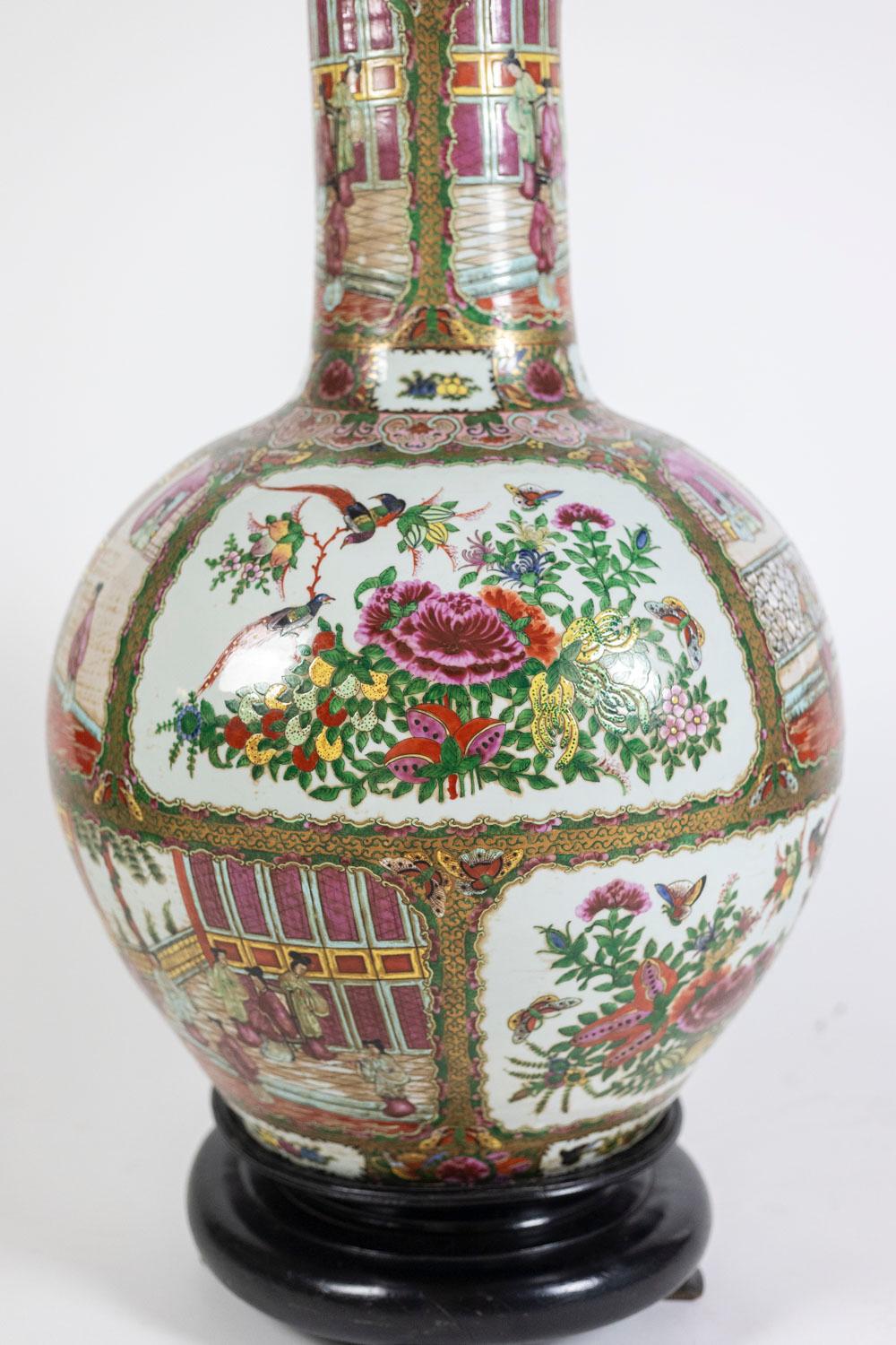 Paire de vases en porcelaine de Canton. Vers 1950. Excellent état - En vente à Saint-Ouen, FR