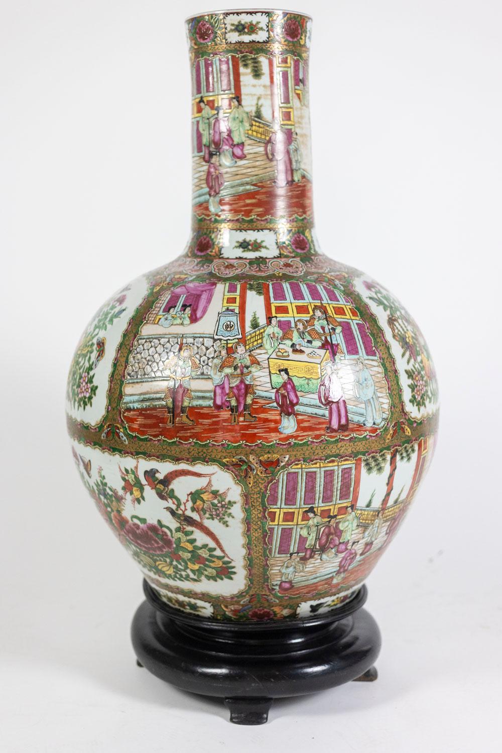 20ième siècle Paire de vases en porcelaine de Canton. Vers 1950. en vente