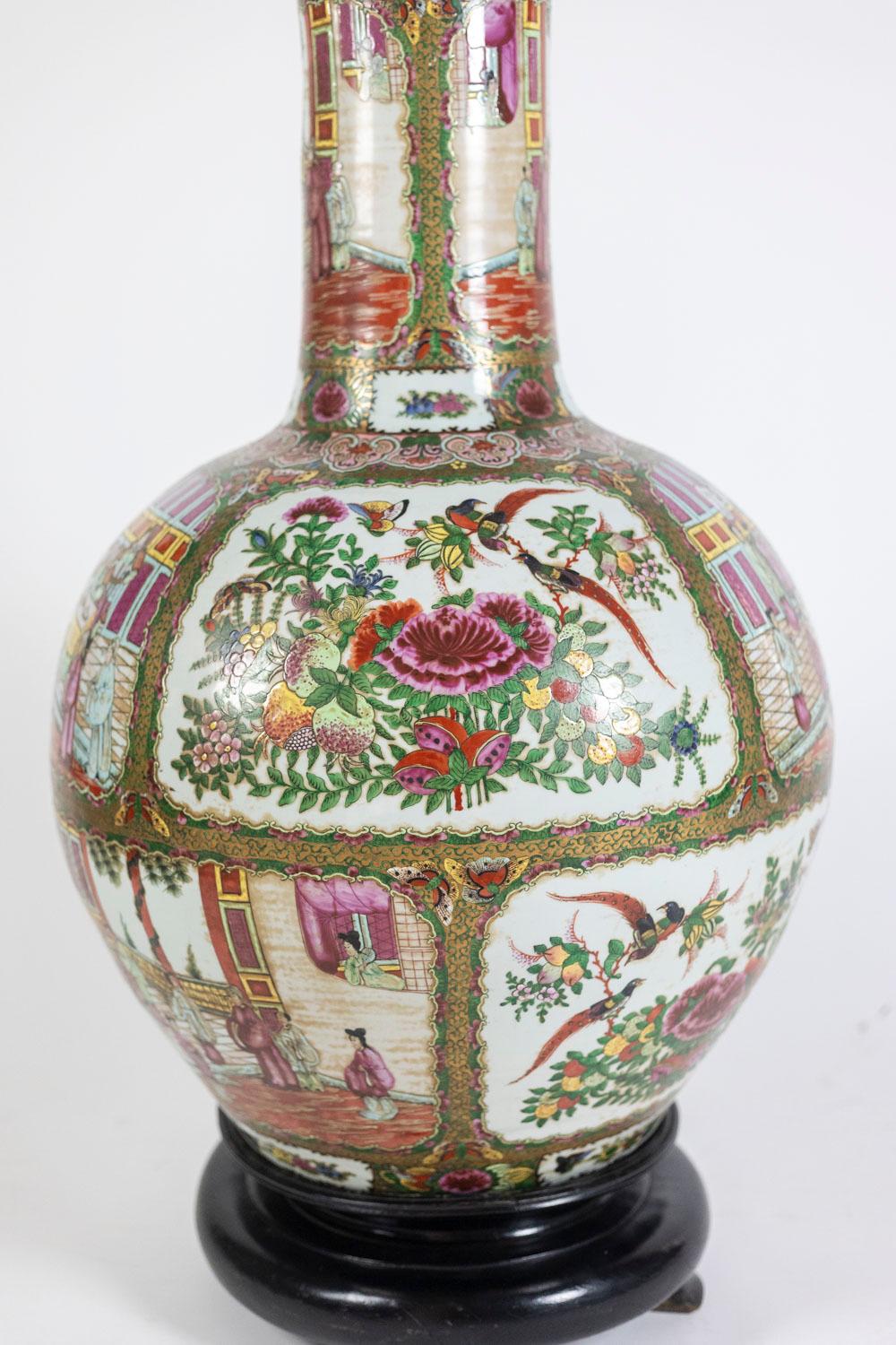 Porcelaine Paire de vases en porcelaine de Canton. Vers 1950. en vente