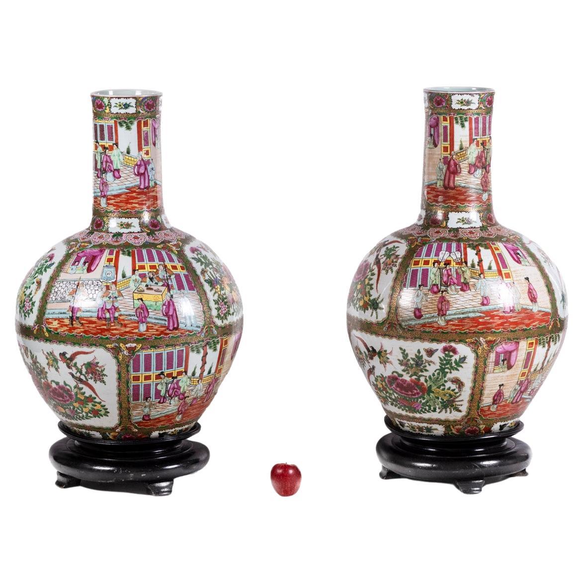 Pair of vases in Canton porcelain. Circa 1950. For Sale