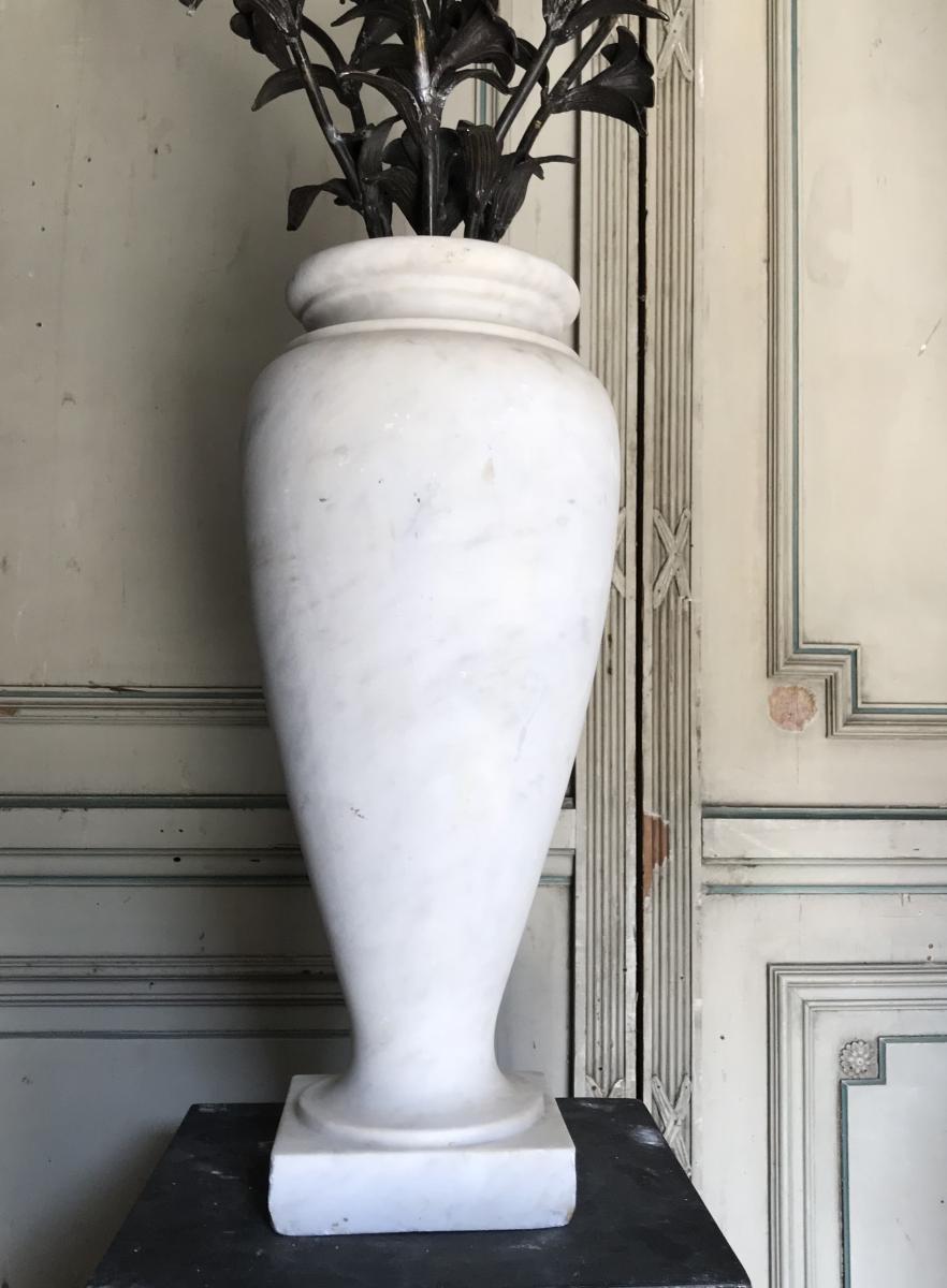 Art Deco Pair Of Vases In Carrara Marble, Bronze Flower Bouquet For Sale