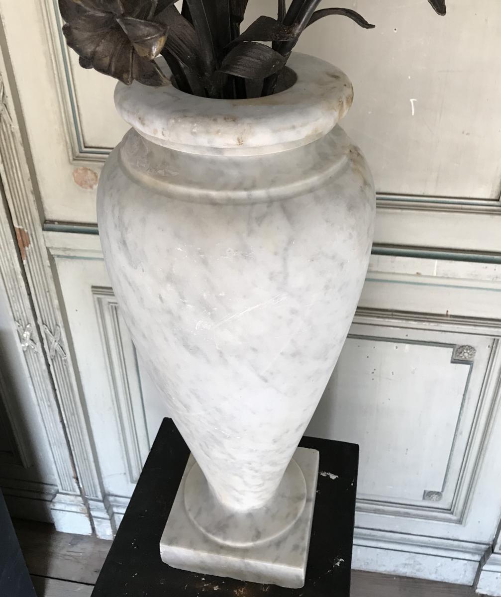 20th Century Pair Of Vases In Carrara Marble, Bronze Flower Bouquet For Sale