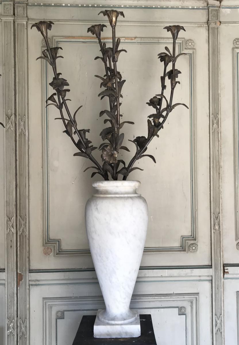 Paar Vasen aus Carrara-Marmor, Blumenstrauß aus Bronze im Angebot 1