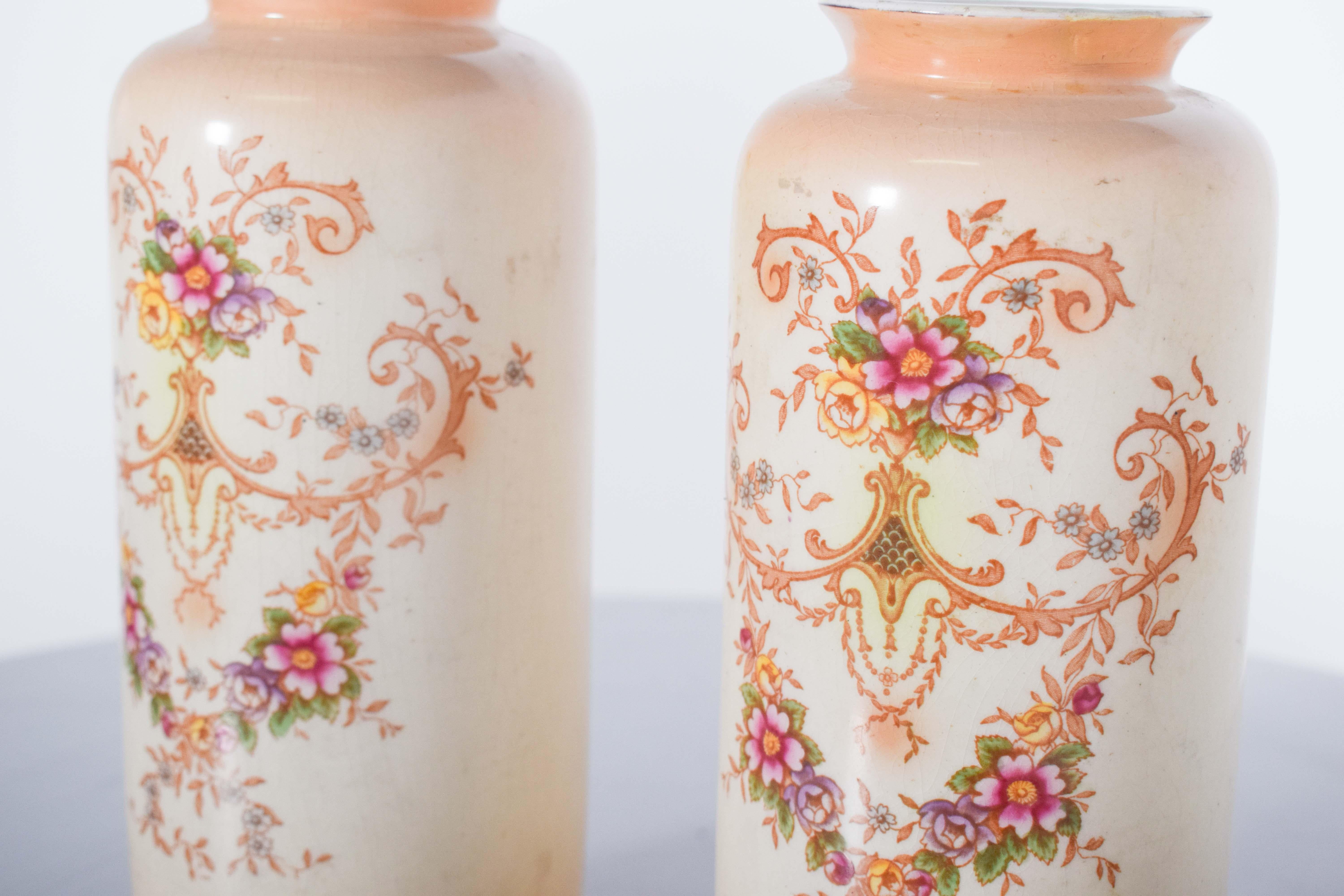 Peint à la main Paire de vases anglais en céramique en vente