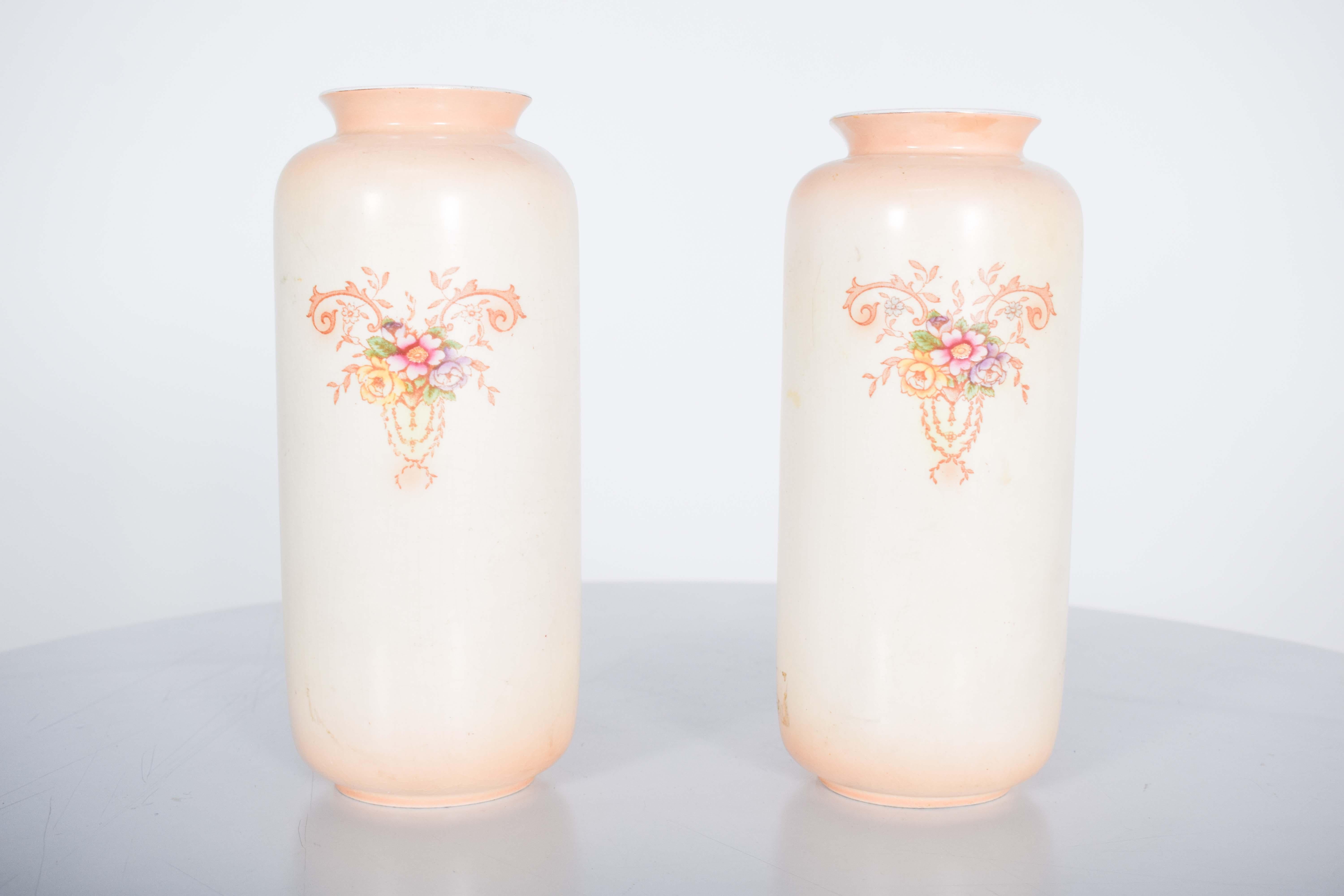 20ième siècle Paire de vases anglais en céramique en vente