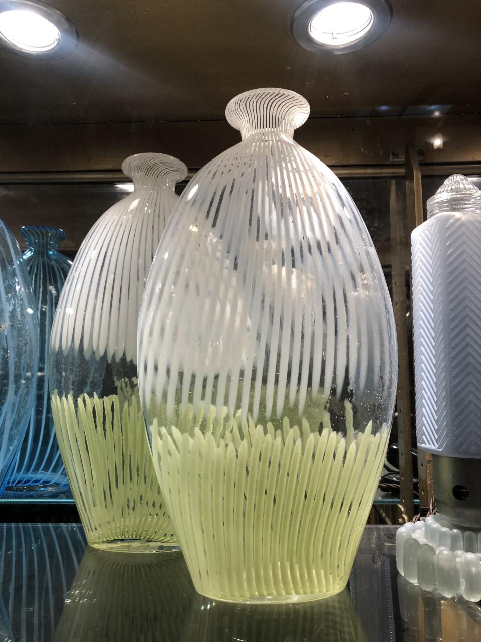 Space Age Coppia di vasi di Murano di colore verde chiaro e bianco, 1970, italiano in vendita