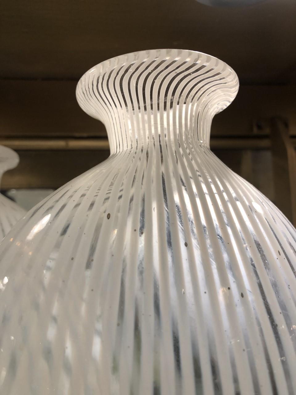 Fine XX secolo Coppia di vasi di Murano di colore verde chiaro e bianco, 1970, italiano in vendita