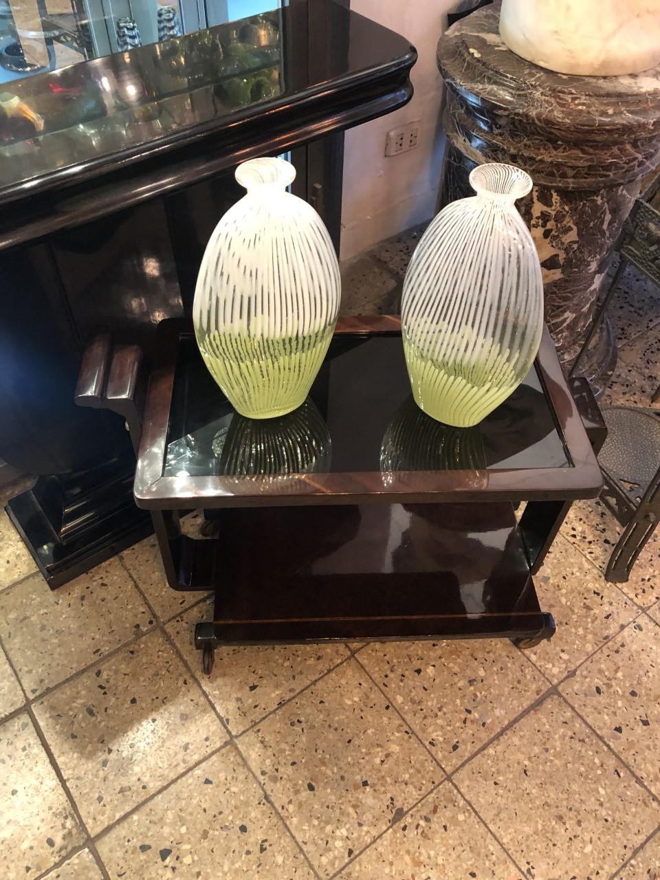 Coppia di vasi di Murano di colore verde chiaro e bianco, 1970, italiano in vendita 2