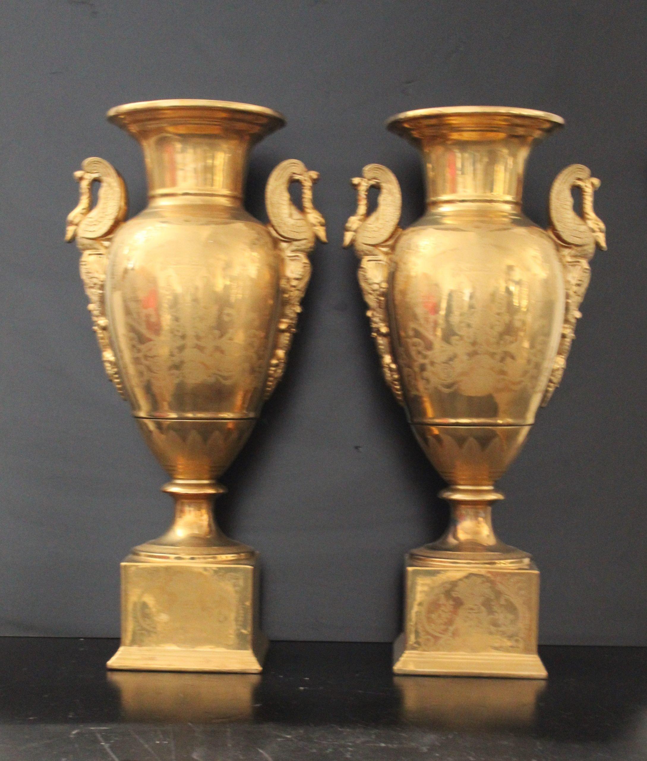 Large vases in gilded and painted porcelain with handles with sphinxes. Good condition.
 