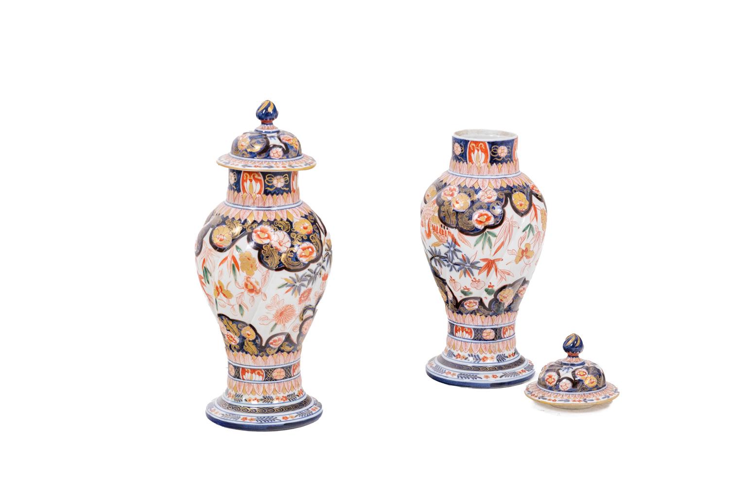 Pair of vases – or jugs – in porcalain of Imari and swollen in shape adorned with leaves, in shades of cobalt blue and red verging on saffron.

Japanese work realized circa 1880.