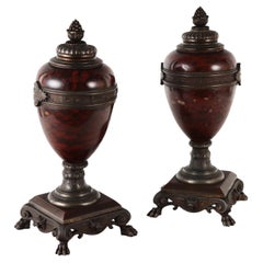 Paar Vasen aus Rouge Griotte-Marmor, Frankreich, späte 1800er Jahre