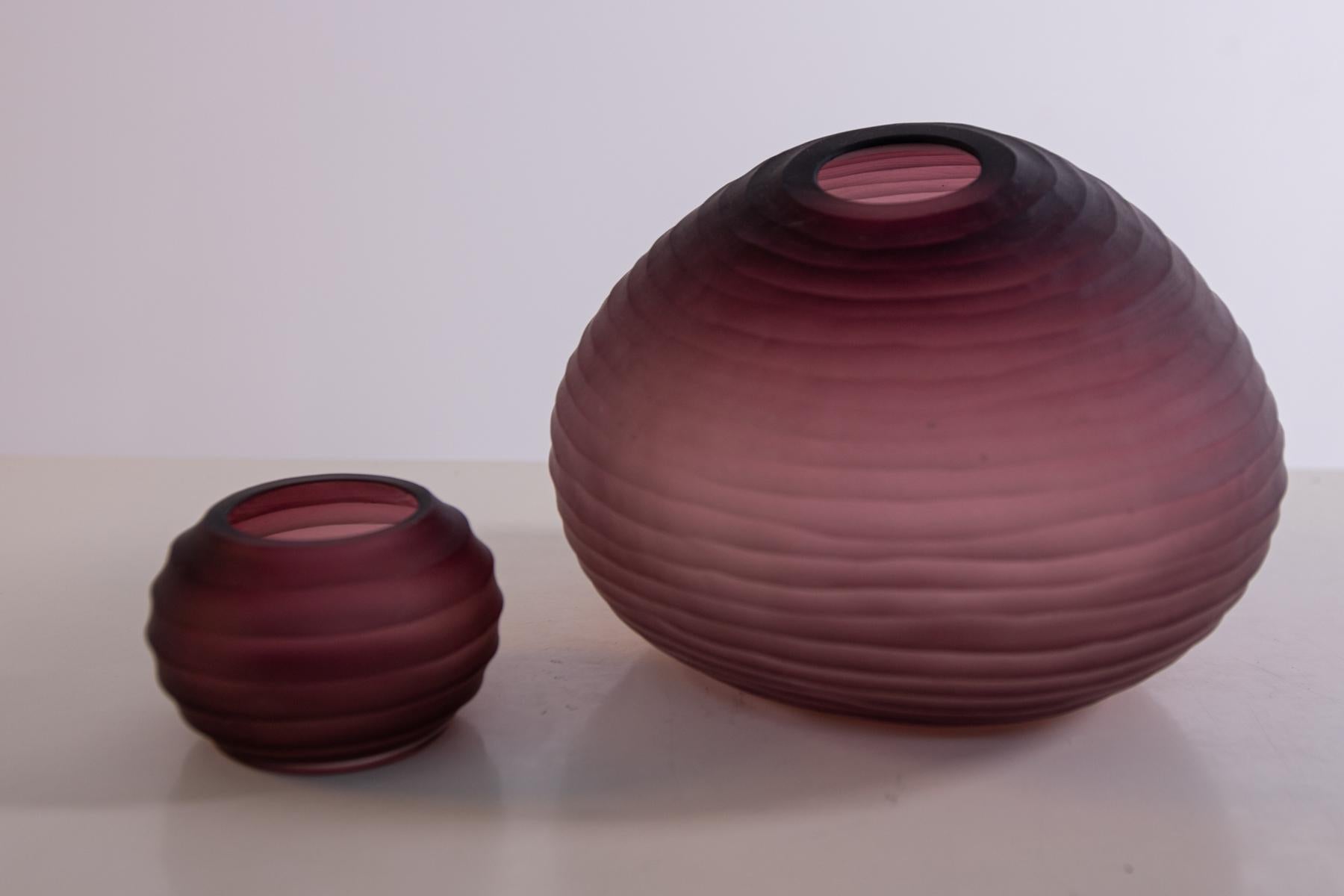 Pair of vases of Murano Bordeaux 1980s signed
Elegant pair of Murano vases from the 1980s. The vases are burgundy in satin glass with waves. The set is composed by a bigger and a smaller vase. Signed at the base. The dimensions of the smaller vase