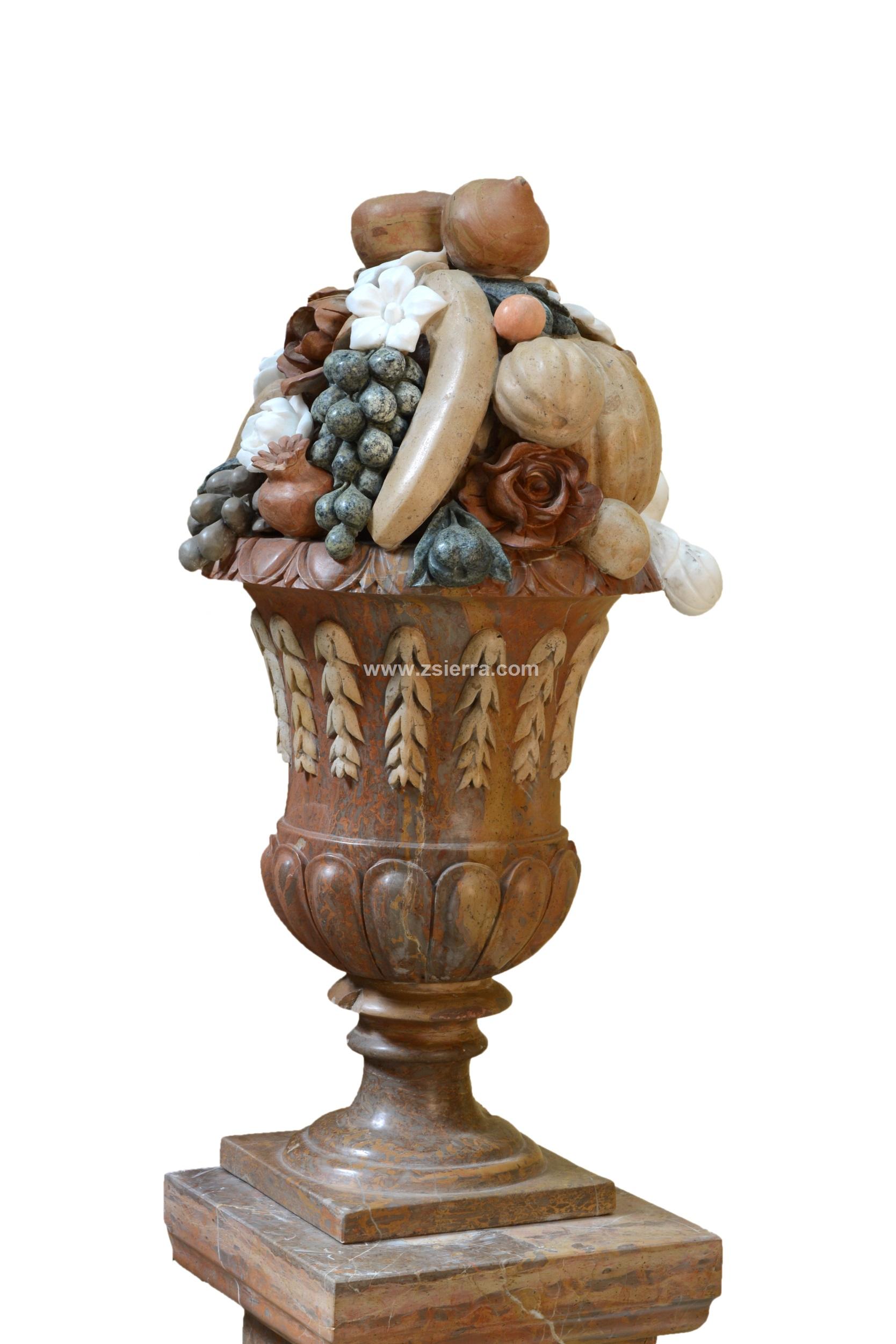 Ogni piedistallo è stato decorato con ghirlande sulla parte anteriore e ha un proprio vaso. Il vaso, che presenta lo stesso motivo oltre ai galloni, ha al suo interno una serie di foglie, fiori e frutti in marmi diversi per garantire un maggiore