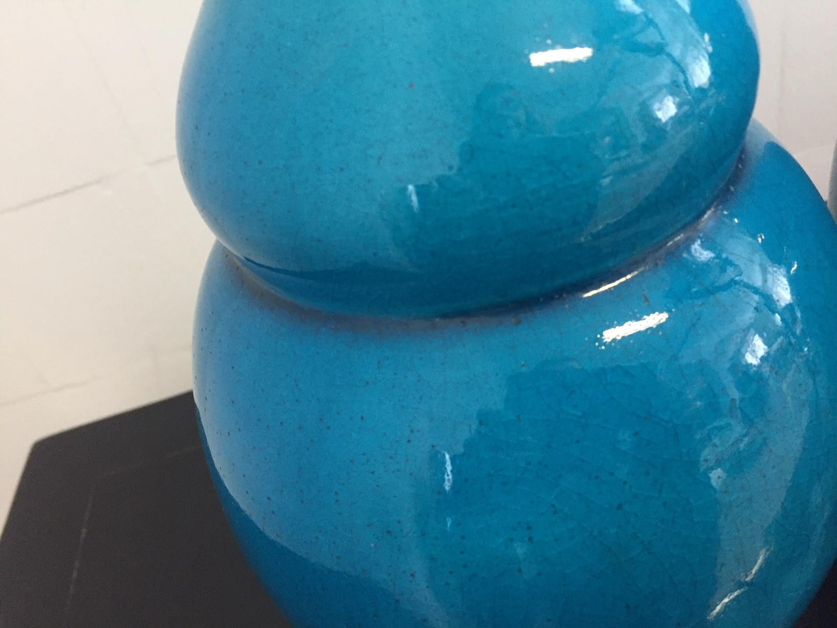 1 paire de vases de Vallauris France, couleur turquoise, VF est sur le fond et un tampon FRANCE dans le fond, taille : 30cm de hauteur x 20cm de diamètre,
La glaçure est inégale en bas - voir image,
Pas de fissure.