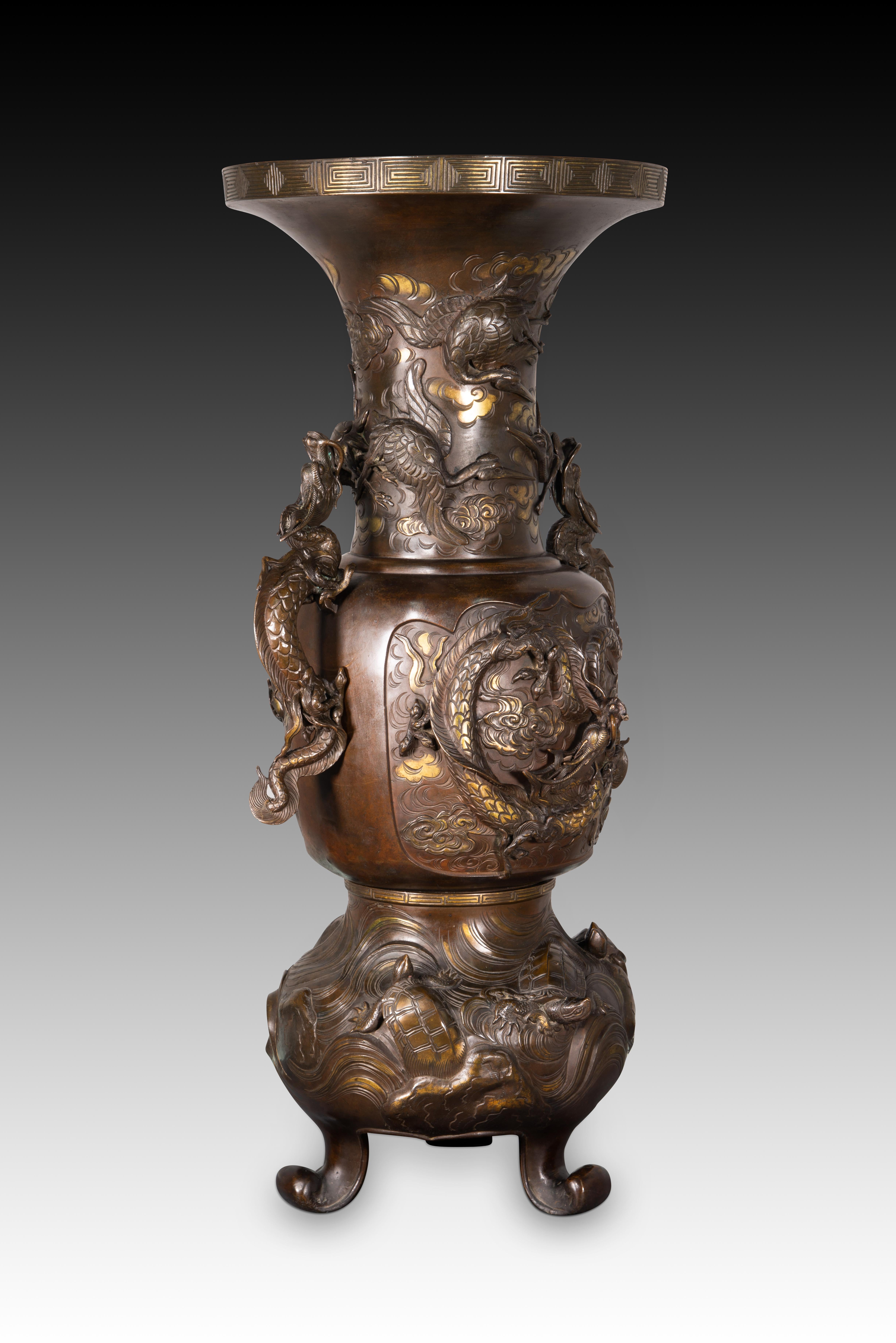 Pair of vases with bases with elephant heads. Bronze, wood, etc. 19th c. etc. 10