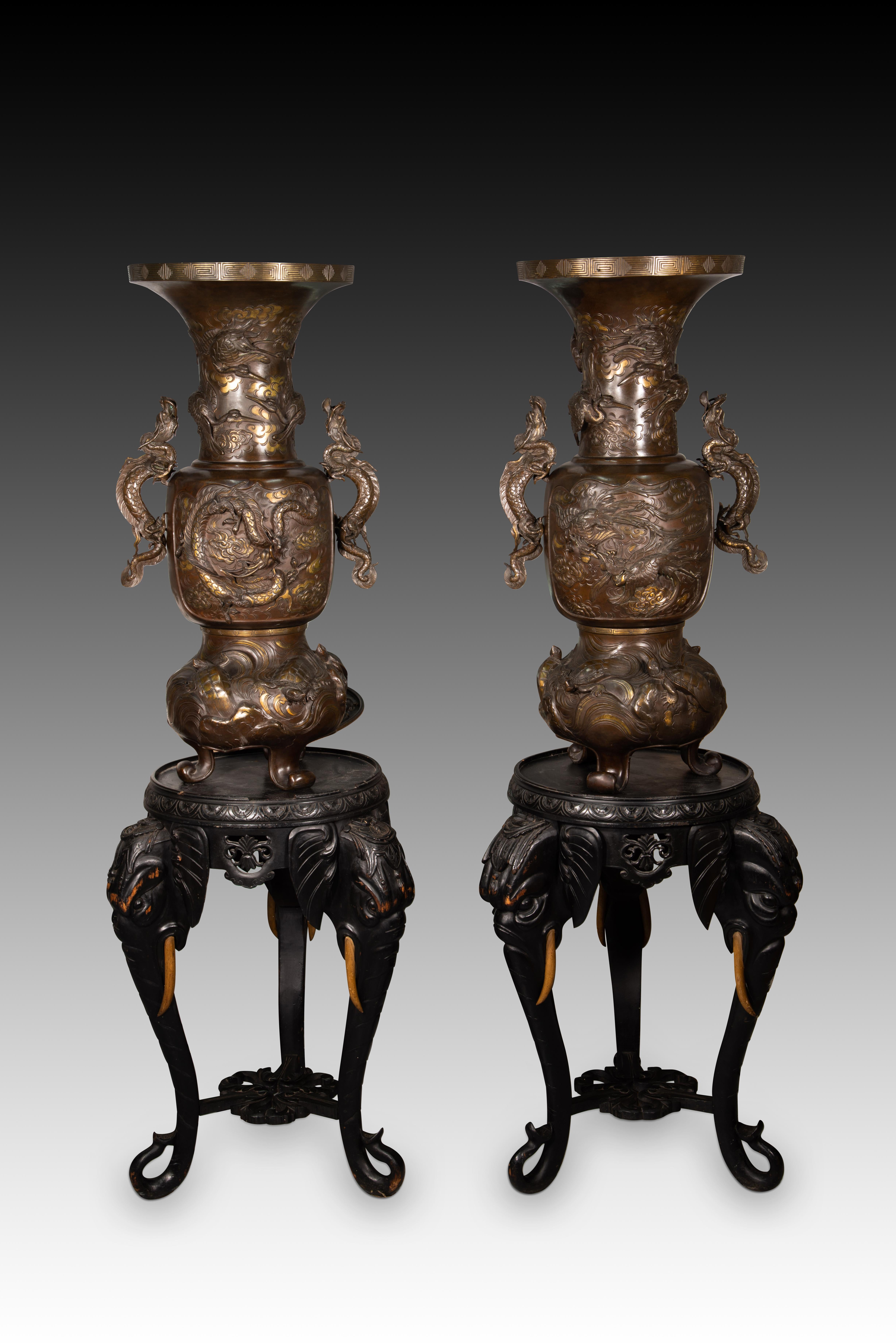 Pair of vases with bases with elephant heads. Bronze, wood, etc. Meiji Period (1868-1912), Japan; Anglo Indian school, towards the end of the 19th century.
 Pair of patinated bronze vases made up of several pieces, raised on three curved legs and