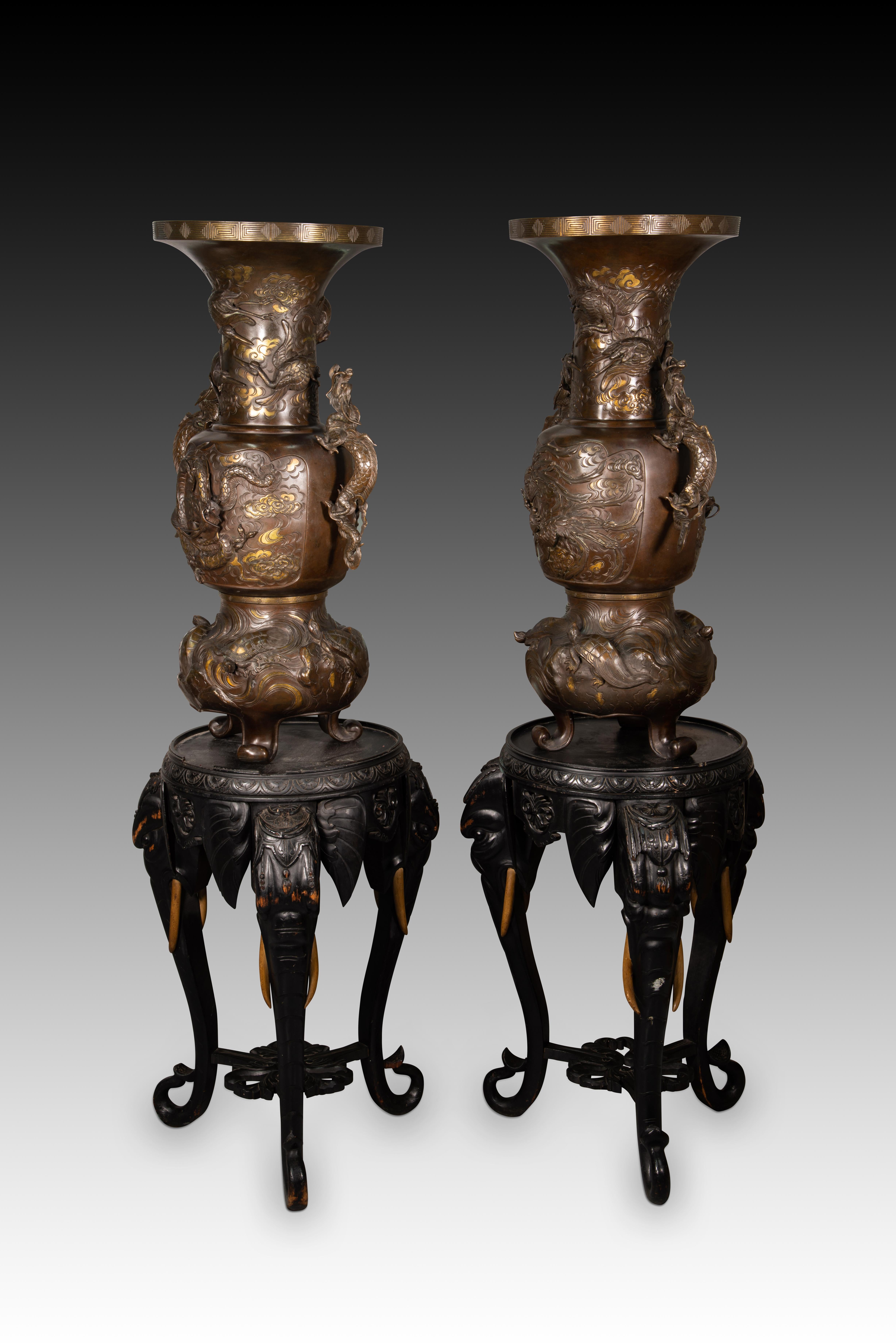 Other Pair of vases with bases with elephant heads. Bronze, wood, etc. 19th c. etc.