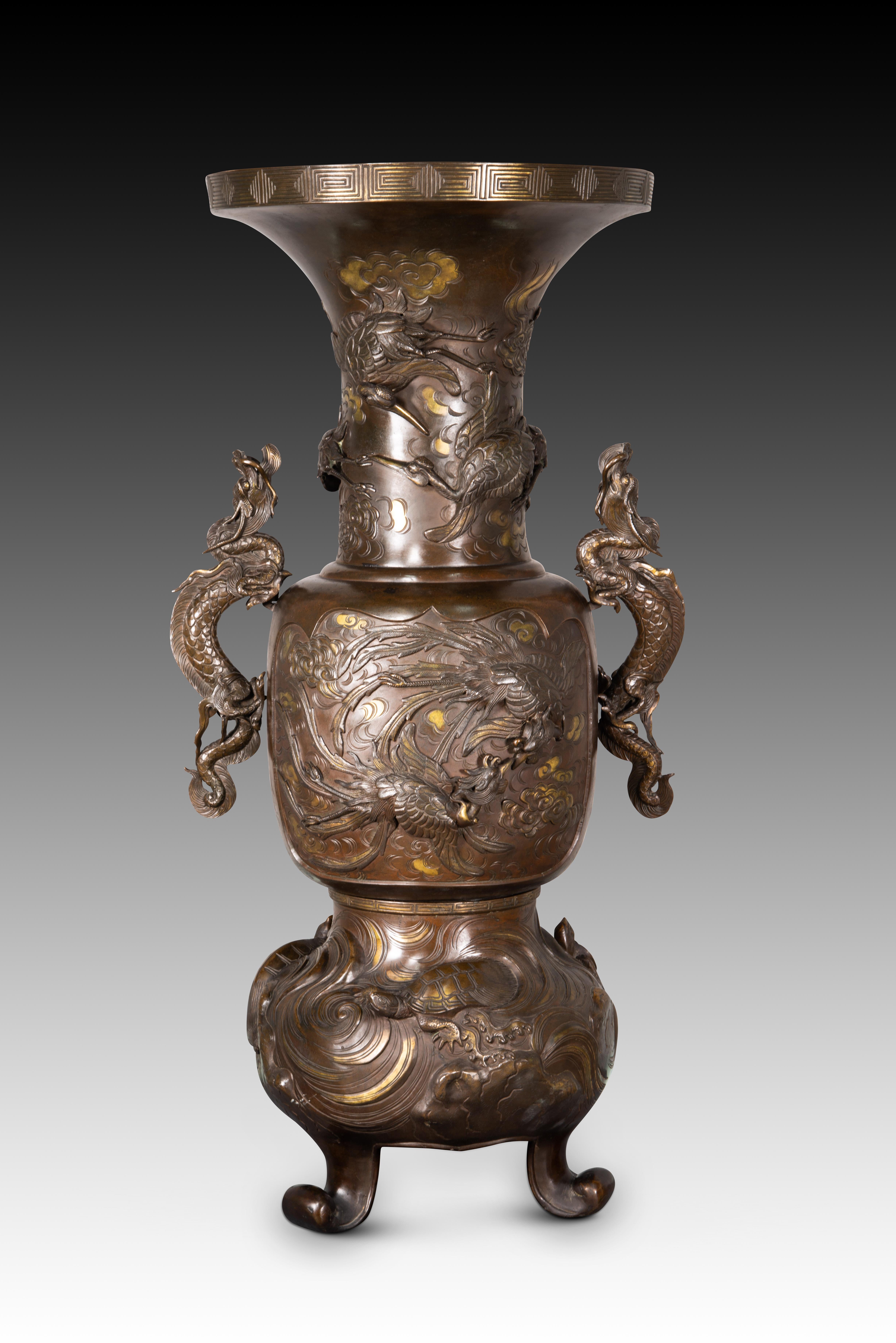 19th Century Pair of vases with bases with elephant heads. Bronze, wood, etc. 19th c. etc.