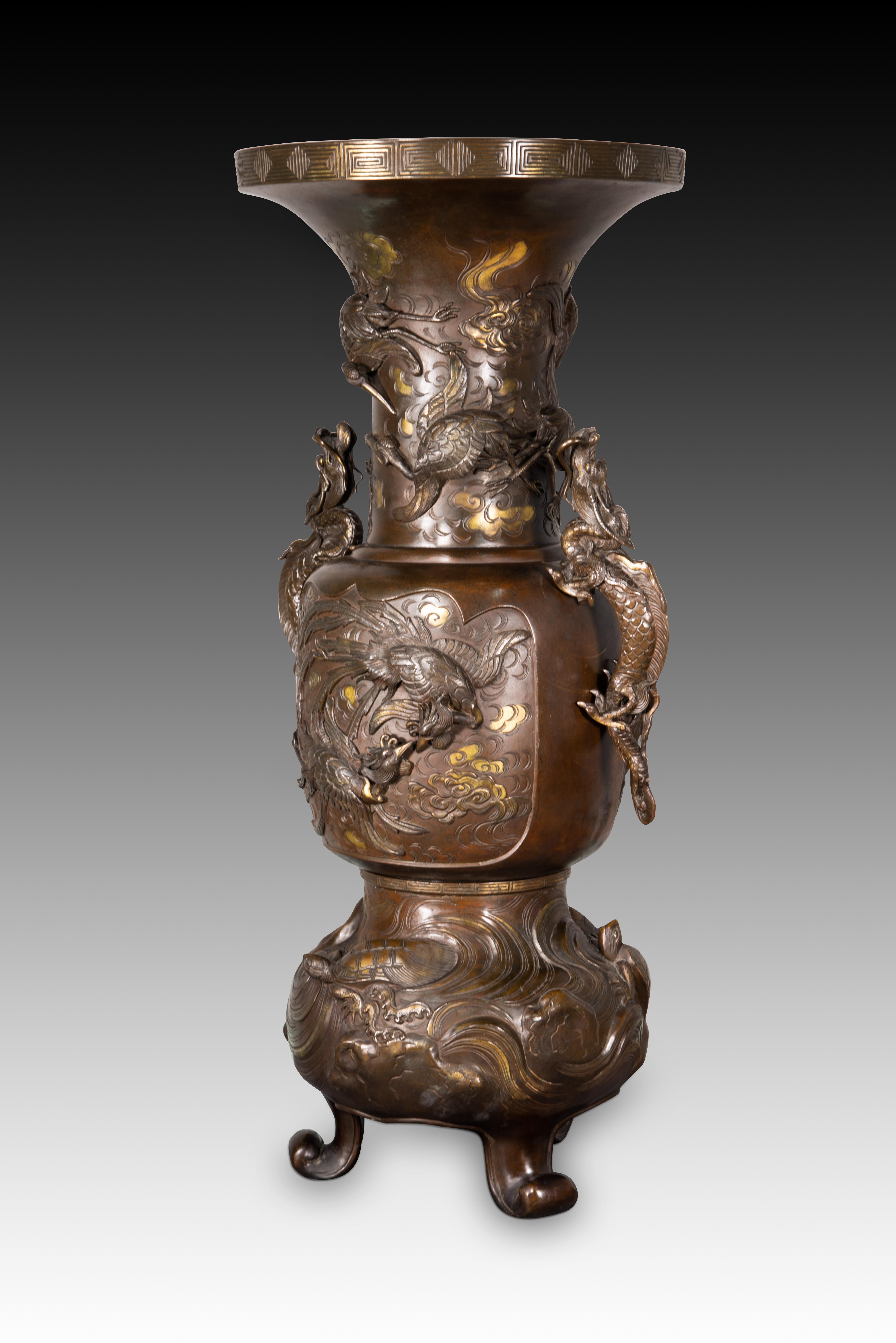 Pair of vases with bases with elephant heads. Bronze, wood, etc. 19th c. etc. 2