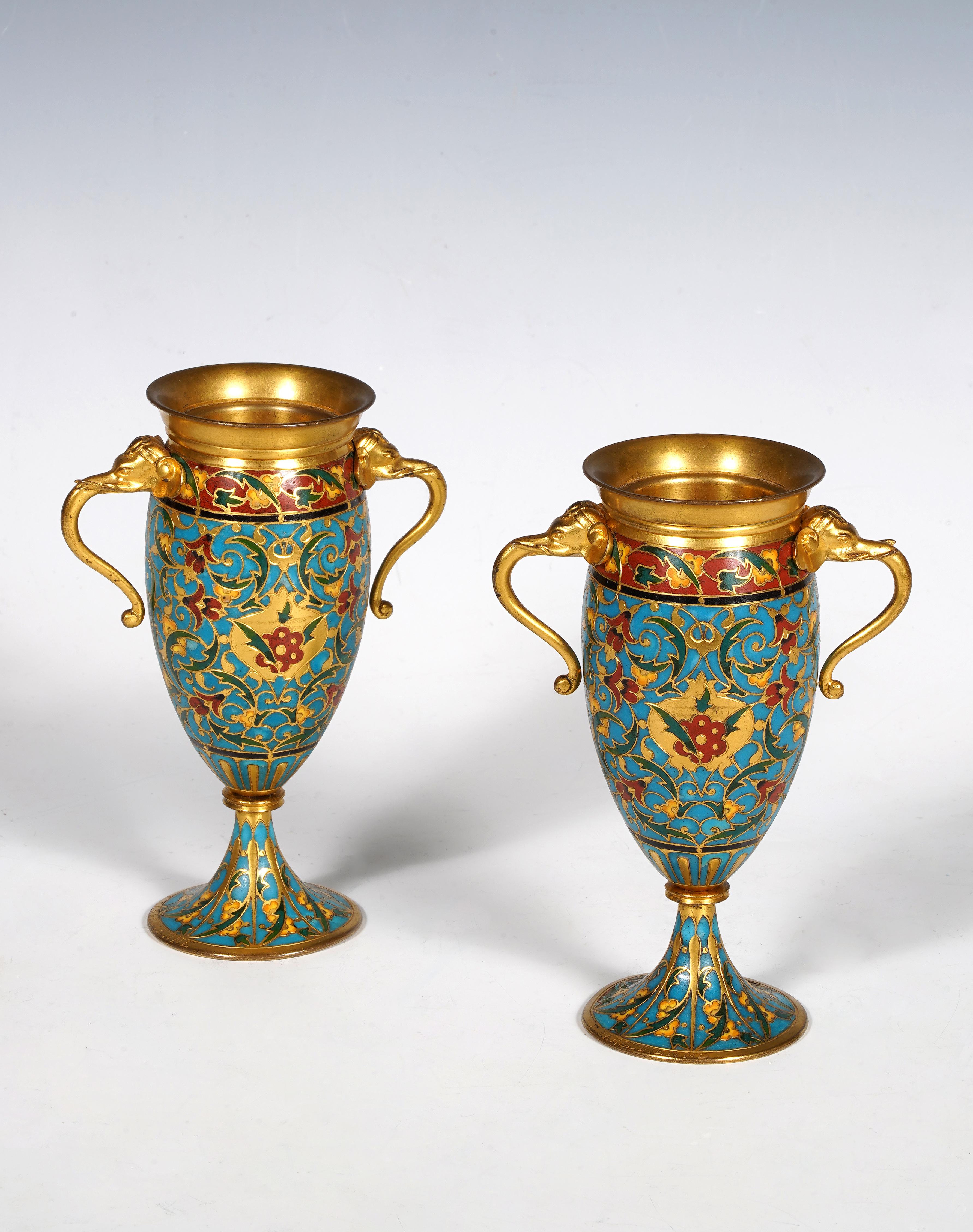 Firmato F. Barbedienne

Affascinante coppia di piccoli vasi in bronzo dorato e smaltato, con decorazione orientalista di arabeschi e fogliame policromo su sfondo blu. Sono decorate con manici in bronzo dorato con una testa di elefante e poggiano su