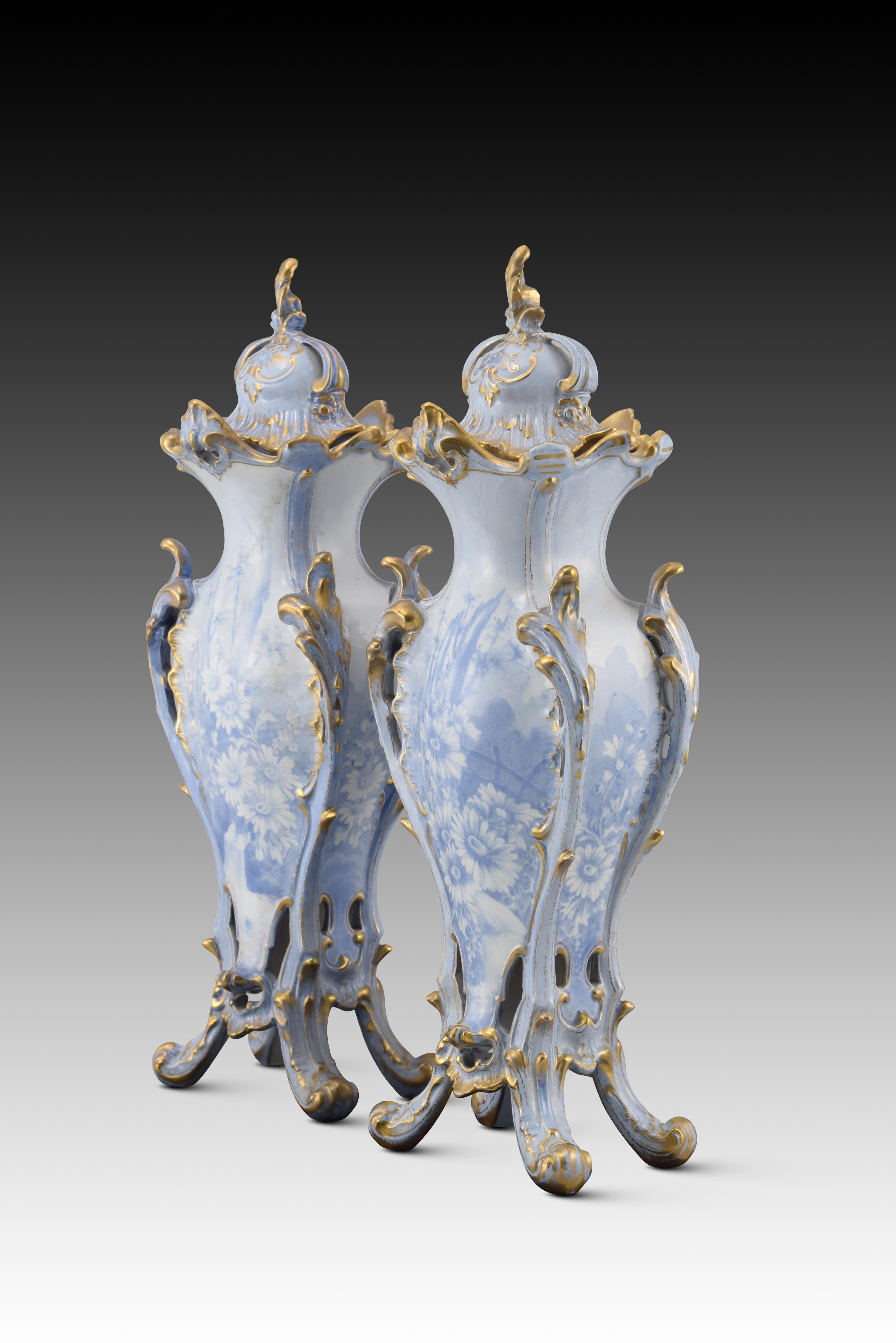 Neoclassical Revival Pair of vases with lids. Enameled porcelain. Royal Bonn, Germany, 20th century