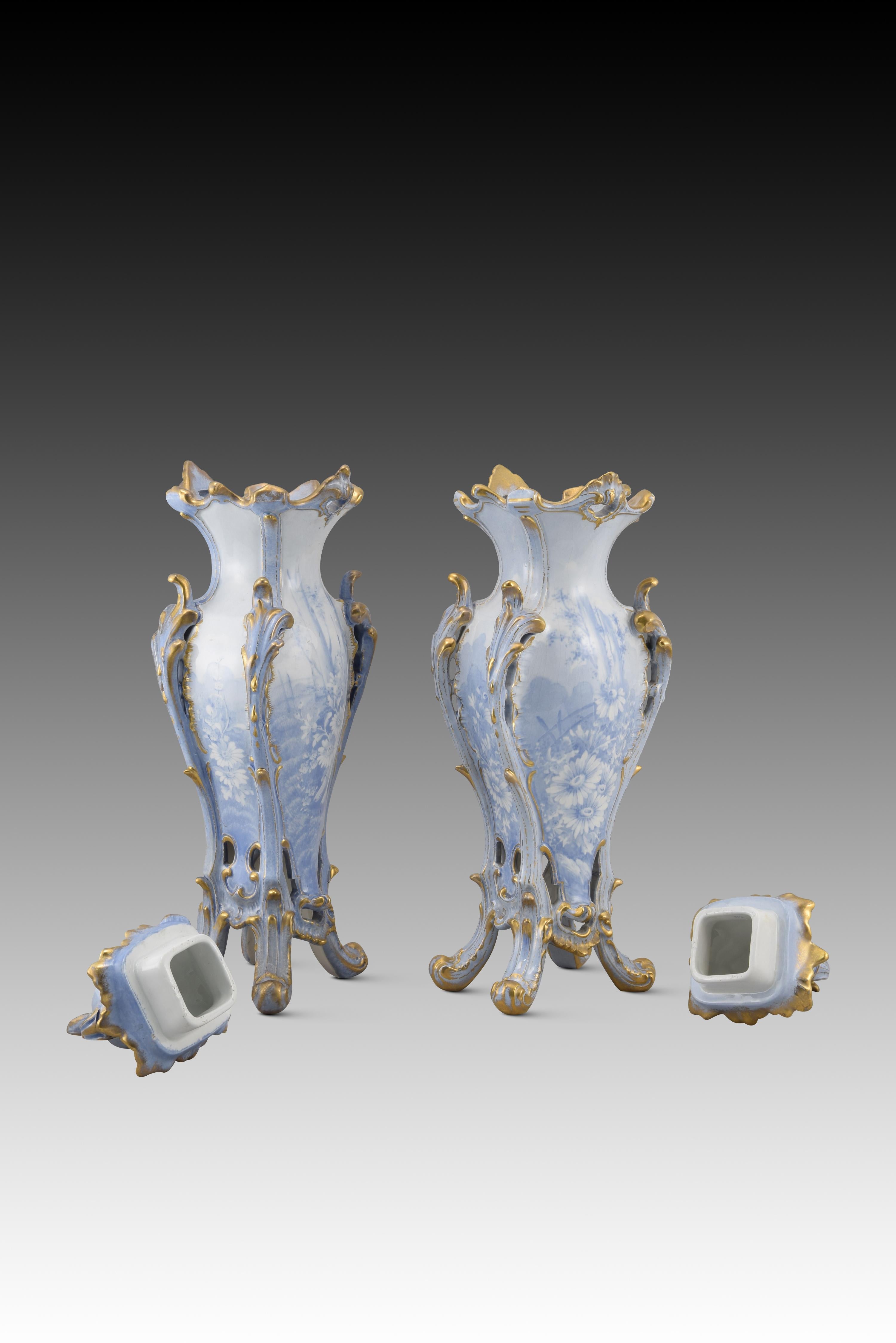 Pair of vases with lids. Enameled porcelain. Royal Bonn, Germany, 20th century In Fair Condition In Madrid, ES
