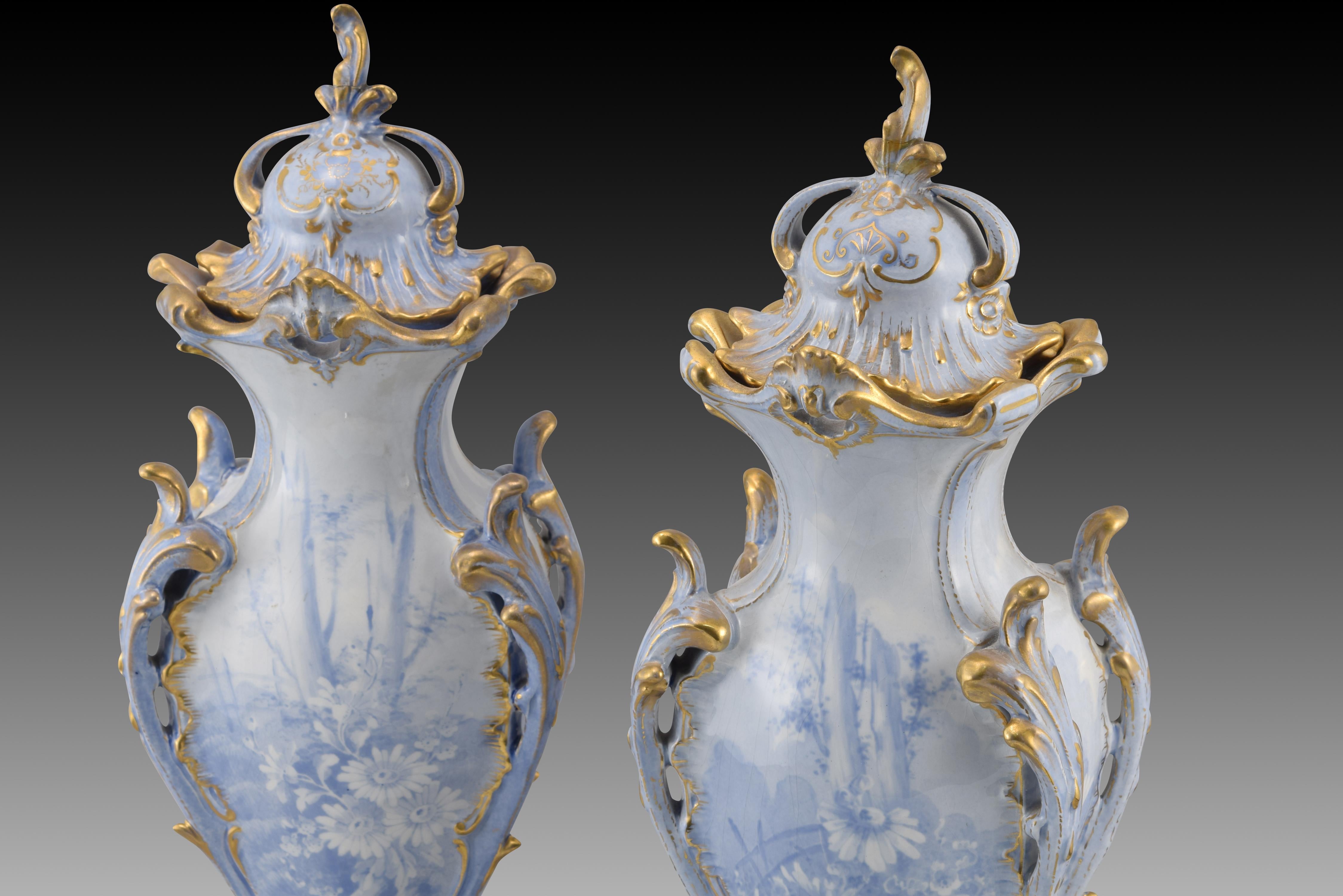 20th Century Pair of vases with lids. Enameled porcelain. Royal Bonn, Germany, 20th century