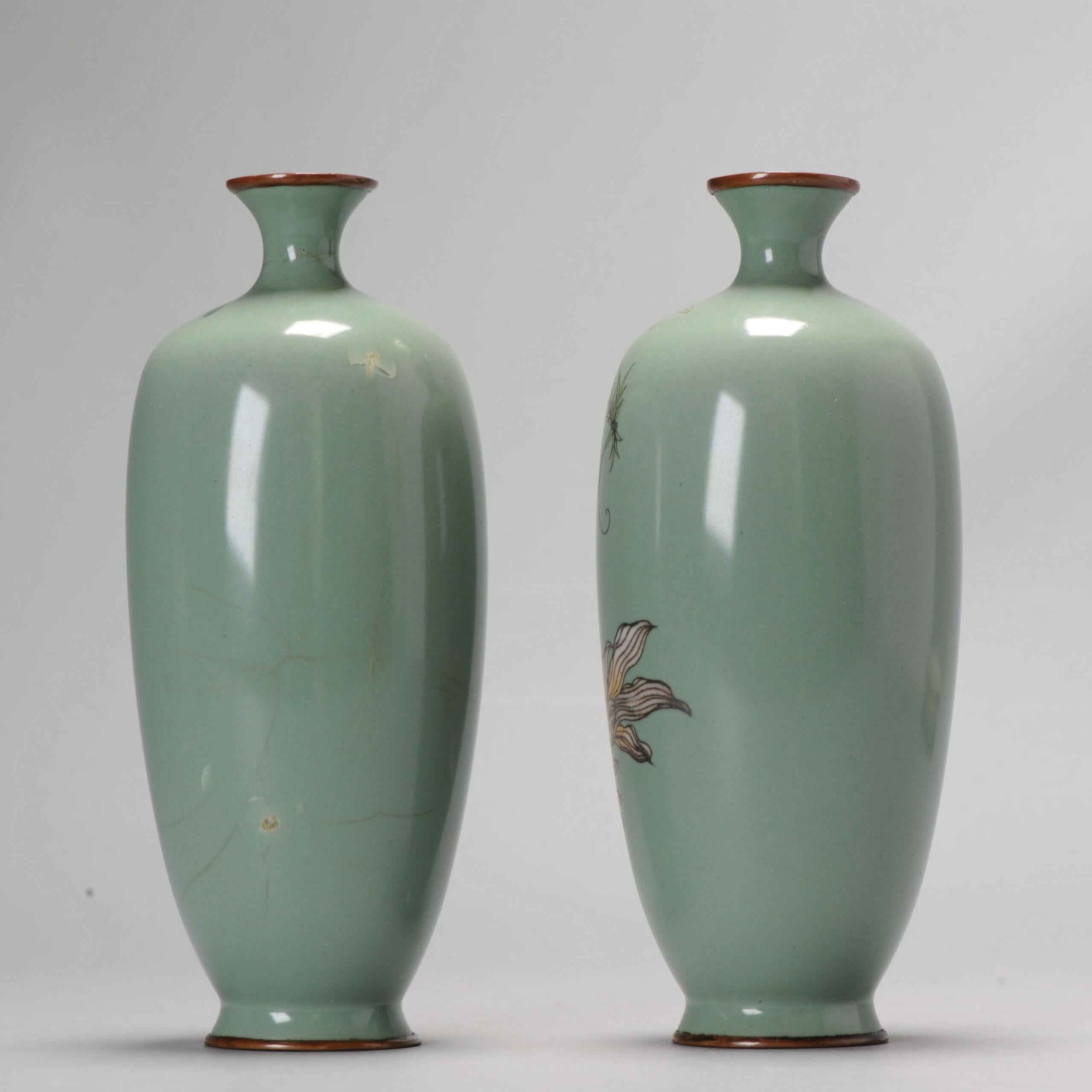 Bellissima coppia di vasi con disegno Greene & Greene su fondo verde. Entrambi contrassegnati da bandiere incrociate, finora non sappiamo cosa significhi in termini di produttore.
Nella cultura giapponese il glicine rappresenta l'amore e la