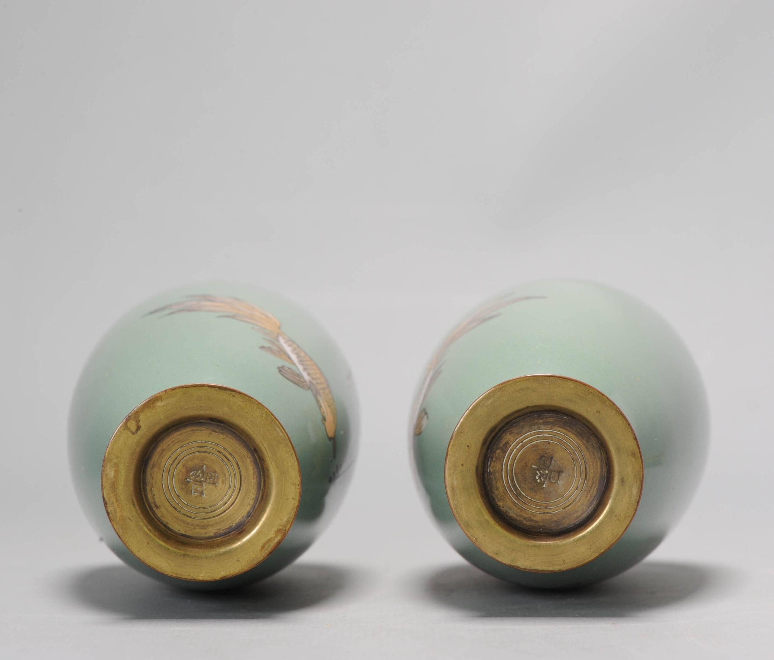 Giapponese Coppia di vasi con fiori di glicine e pesci rossi su smalto verde Cloisonné Meiji in vendita