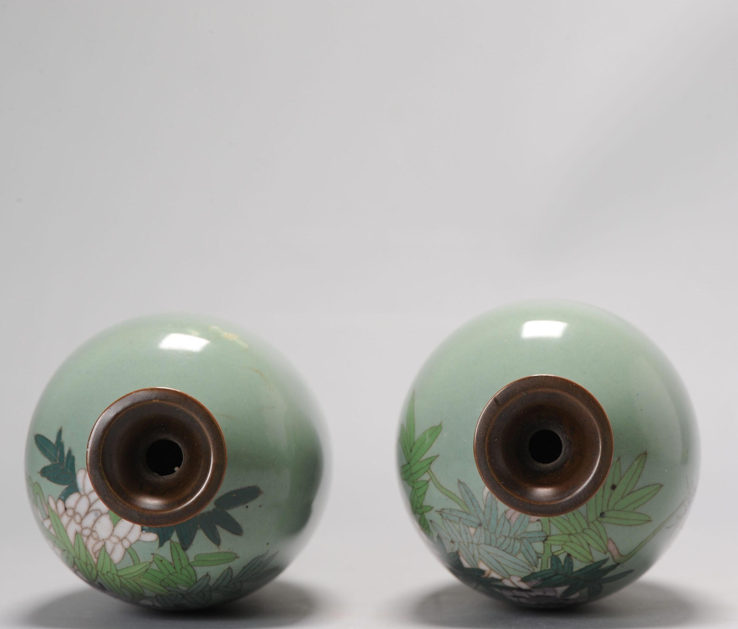 Coppia di vasi con fiori di glicine e pesci rossi su smalto verde Cloisonné Meiji In condizioni buone in vendita a Amsterdam, Noord Holland