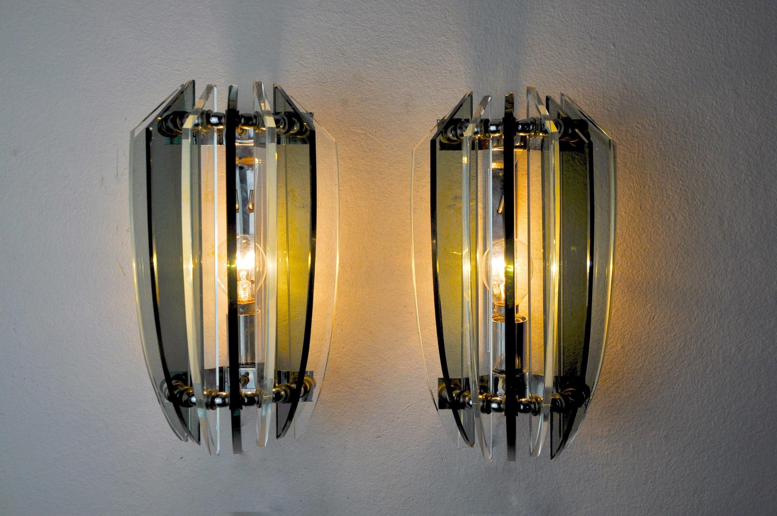 Pair of veca bicolor wall lamps, green murano glass, italy 1970 In Good Condition For Sale In BARCELONA, ES