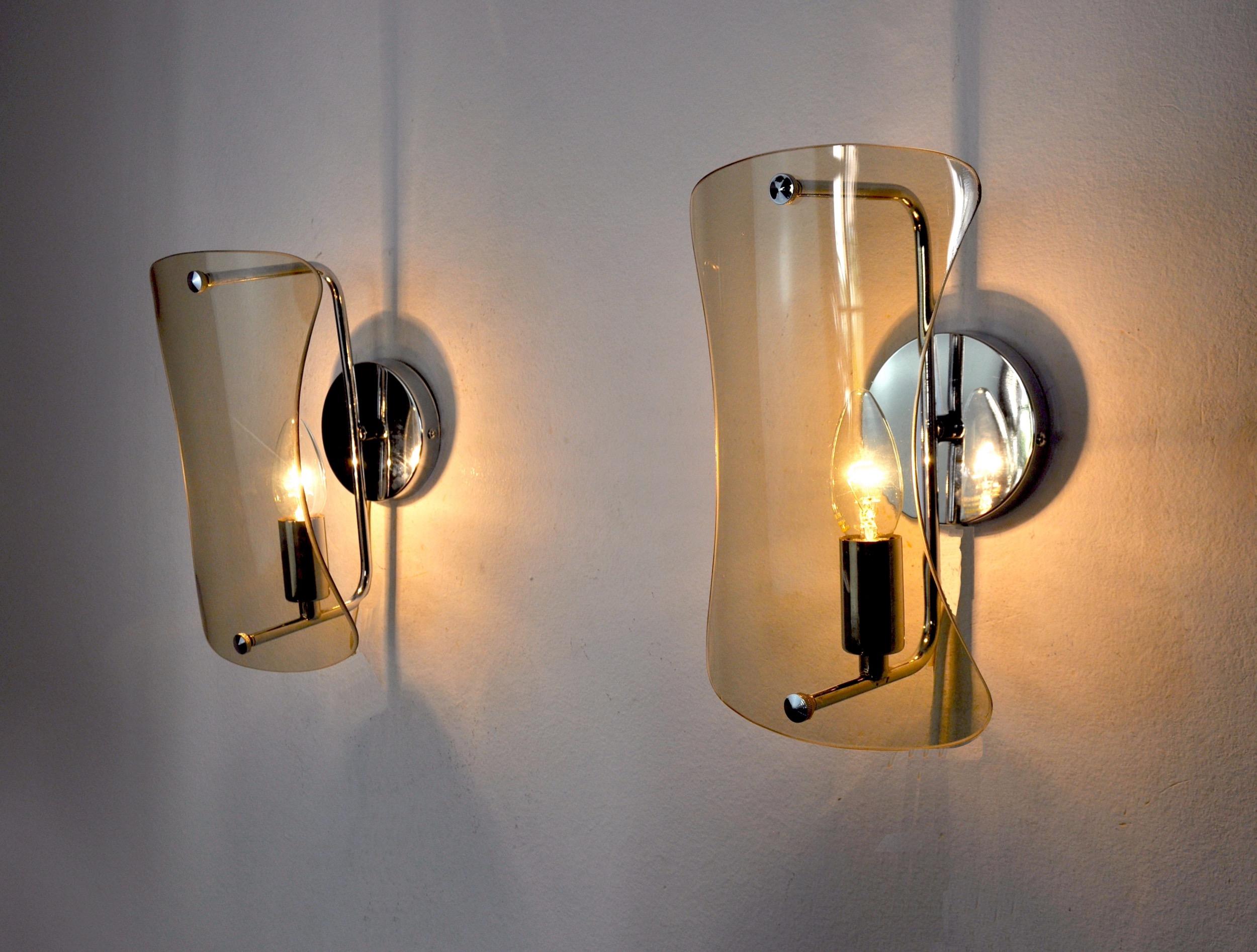 Very nice pair of veca wall lamps produced in italy in the 70s.

Wall lamps composed of cut glass plates and a chrome structure.

Unique object that will illuminate wonderfully and bring a real design touch to your interior.

Verified electricity,