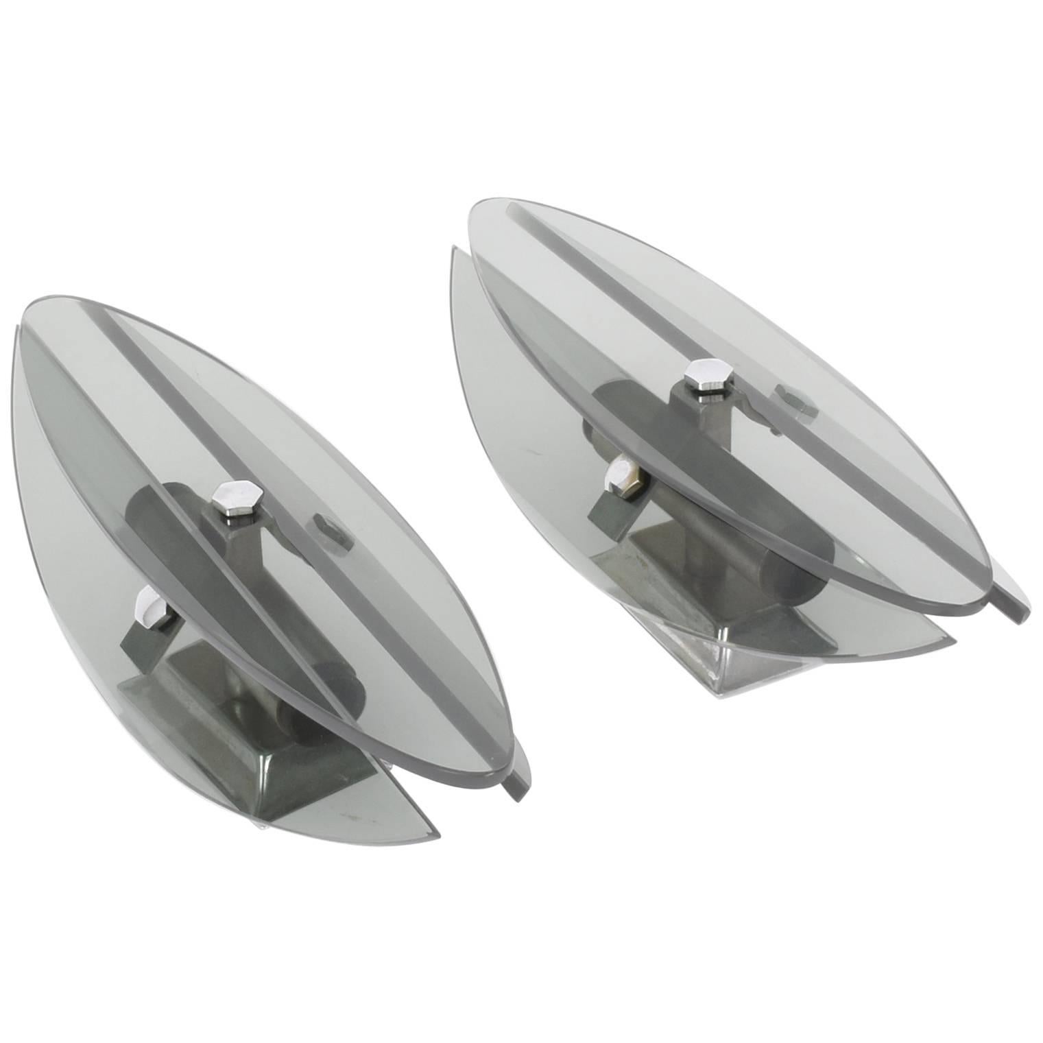 Modernist pair of midcentury elliptical wall sconces by Veca, Italy. This lovely sconces were produced by Veca in Italy during the 1960s.

These sconces are made of shielding smoked glass and chrome, who reinforce their futuristic design. In amazing