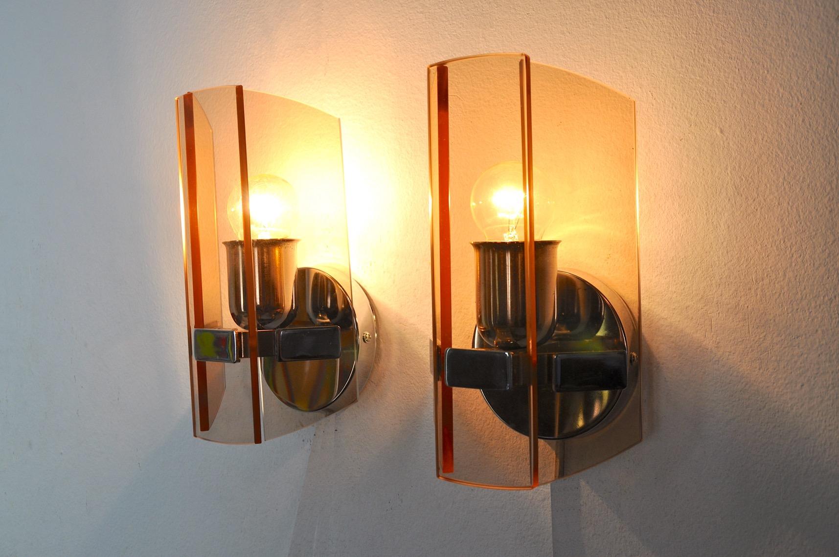 Very nice pair of veca wall lamps produced in italy in the 70s.

Wall lamps composed of pink cut glass plates and a chrome structure.

Unique object that will illuminate wonderfully and bring a real design touch to your interior.

Verified