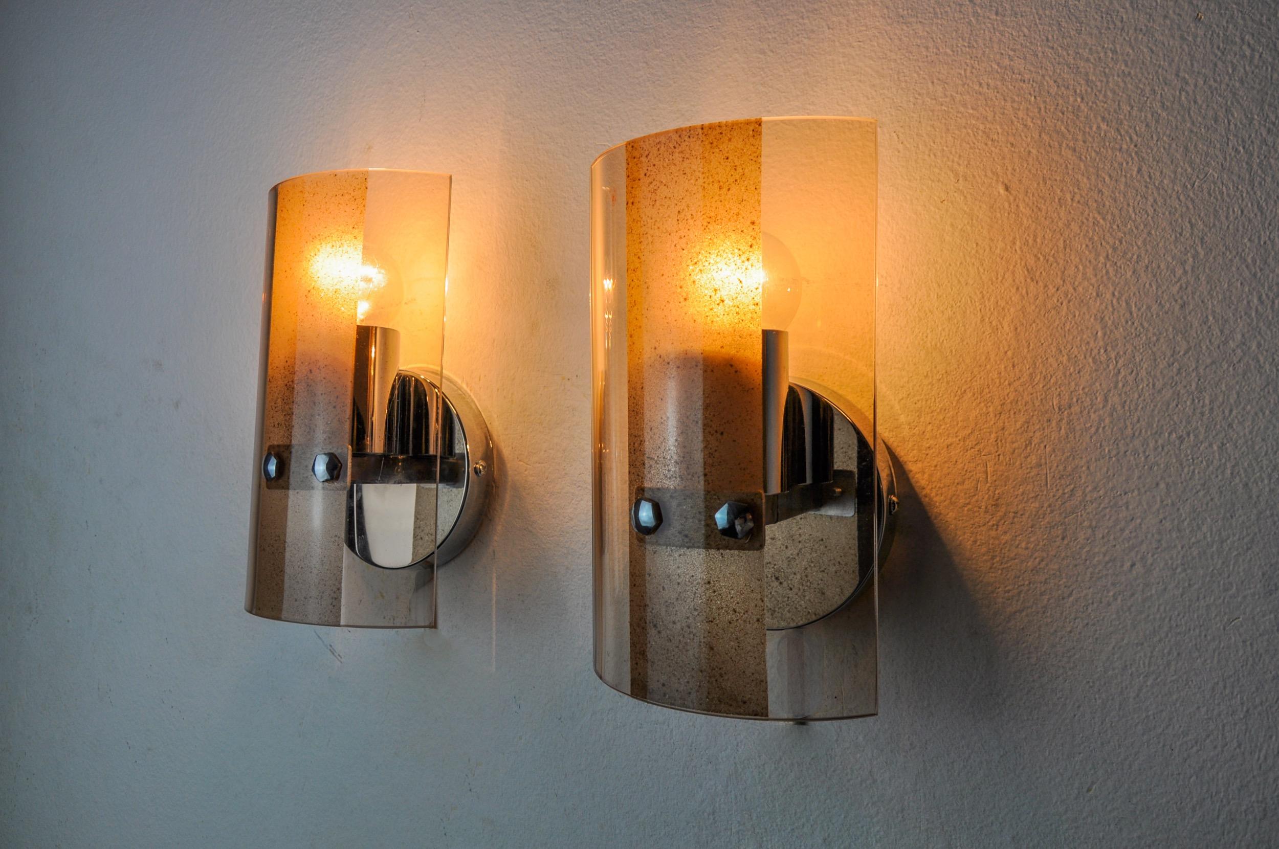 Very nice pair of veca wall lamps produced in italy in the 70s. Wall lamps composed of pink cut glass plates and a chrome structure. Unique object that will illuminate wonderfully and bring a real design touch to your interior. Verified electricity,