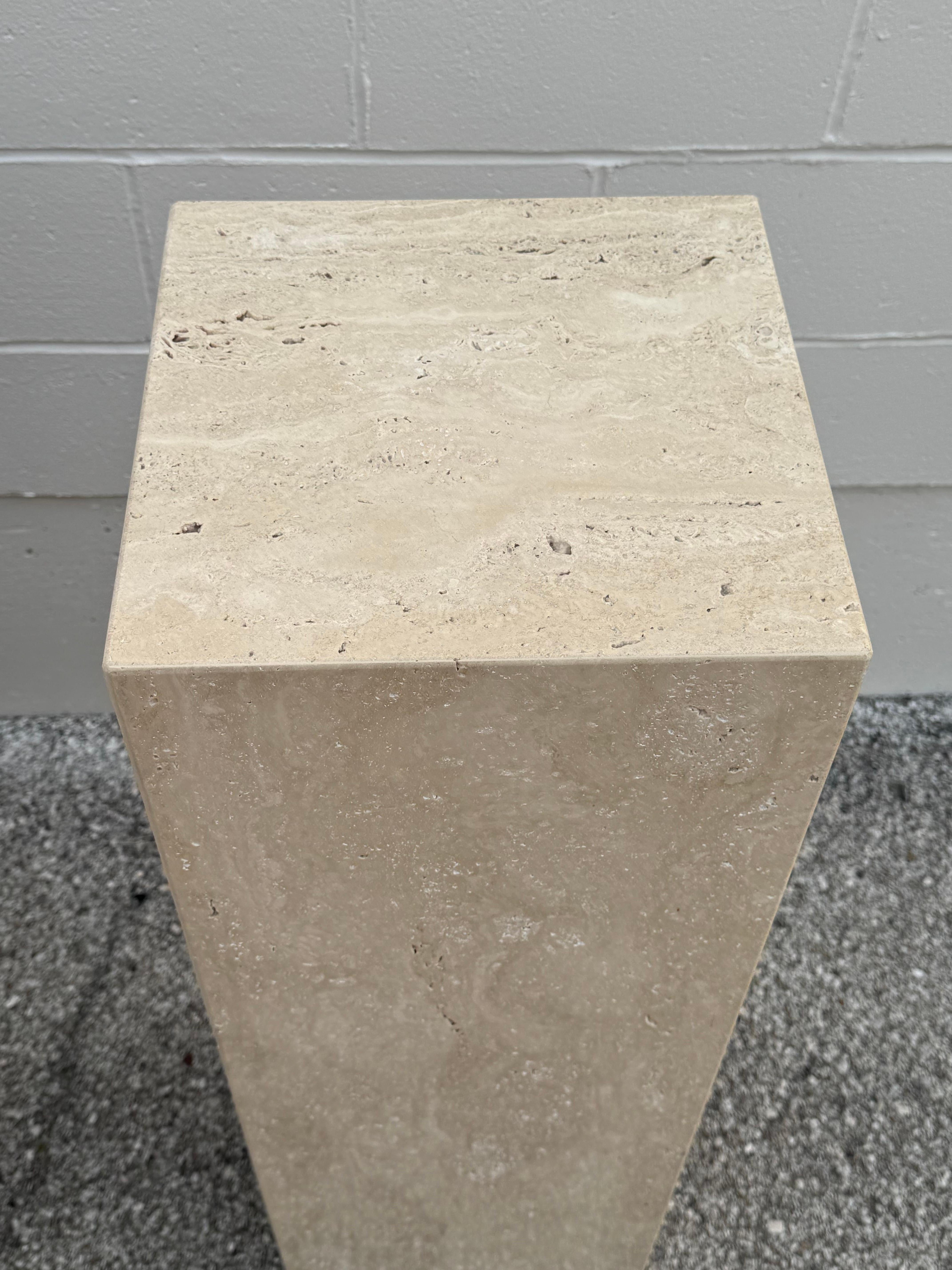 Paar von Vein Cut Italienisch Beige Travertin Sockeln Kunst Display - Ständer Säulen im Angebot 5