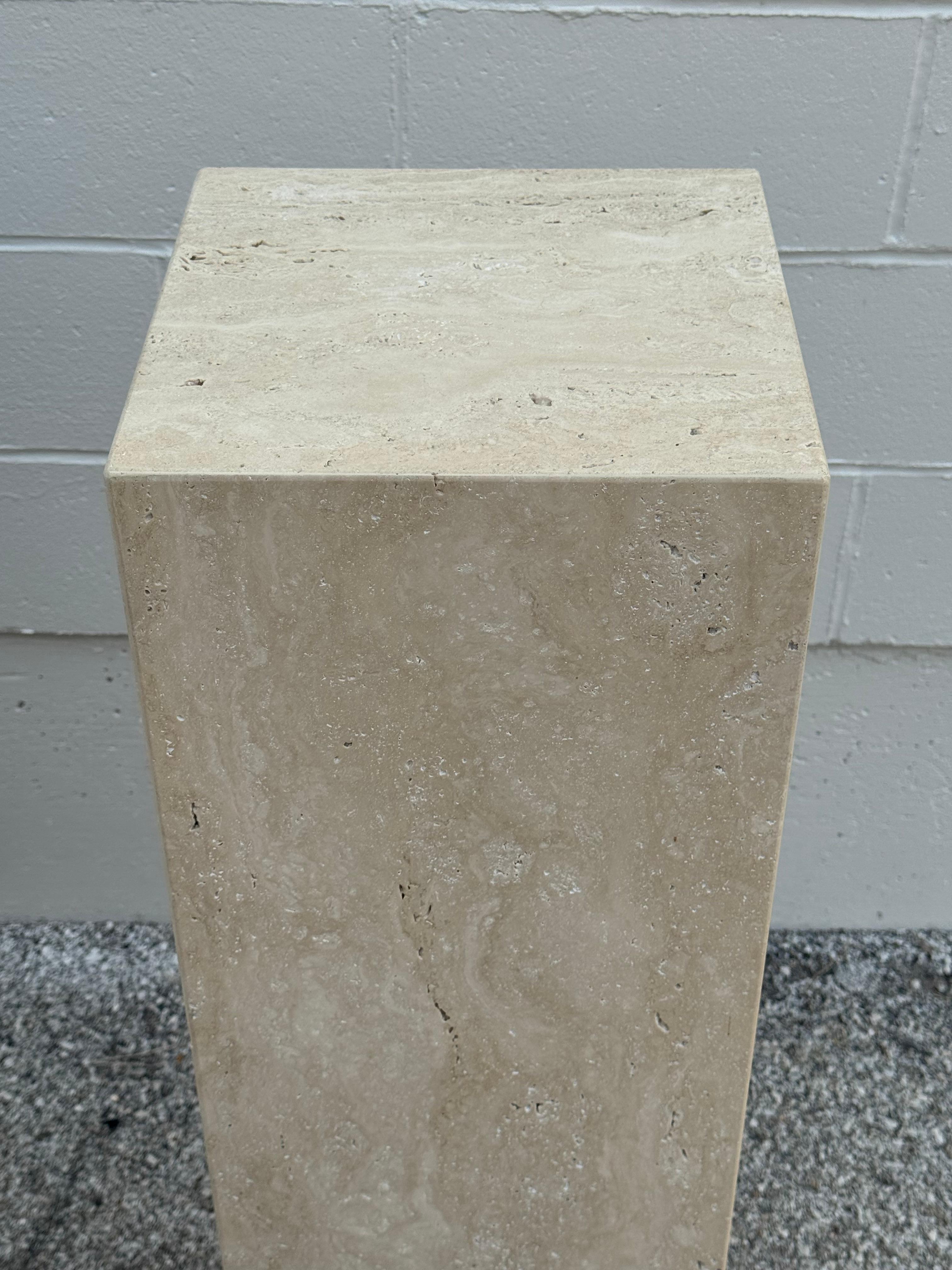 Paar von Vein Cut Italienisch Beige Travertin Sockeln Kunst Display - Ständer Säulen im Zustand „Gut“ im Angebot in St. Louis, MO