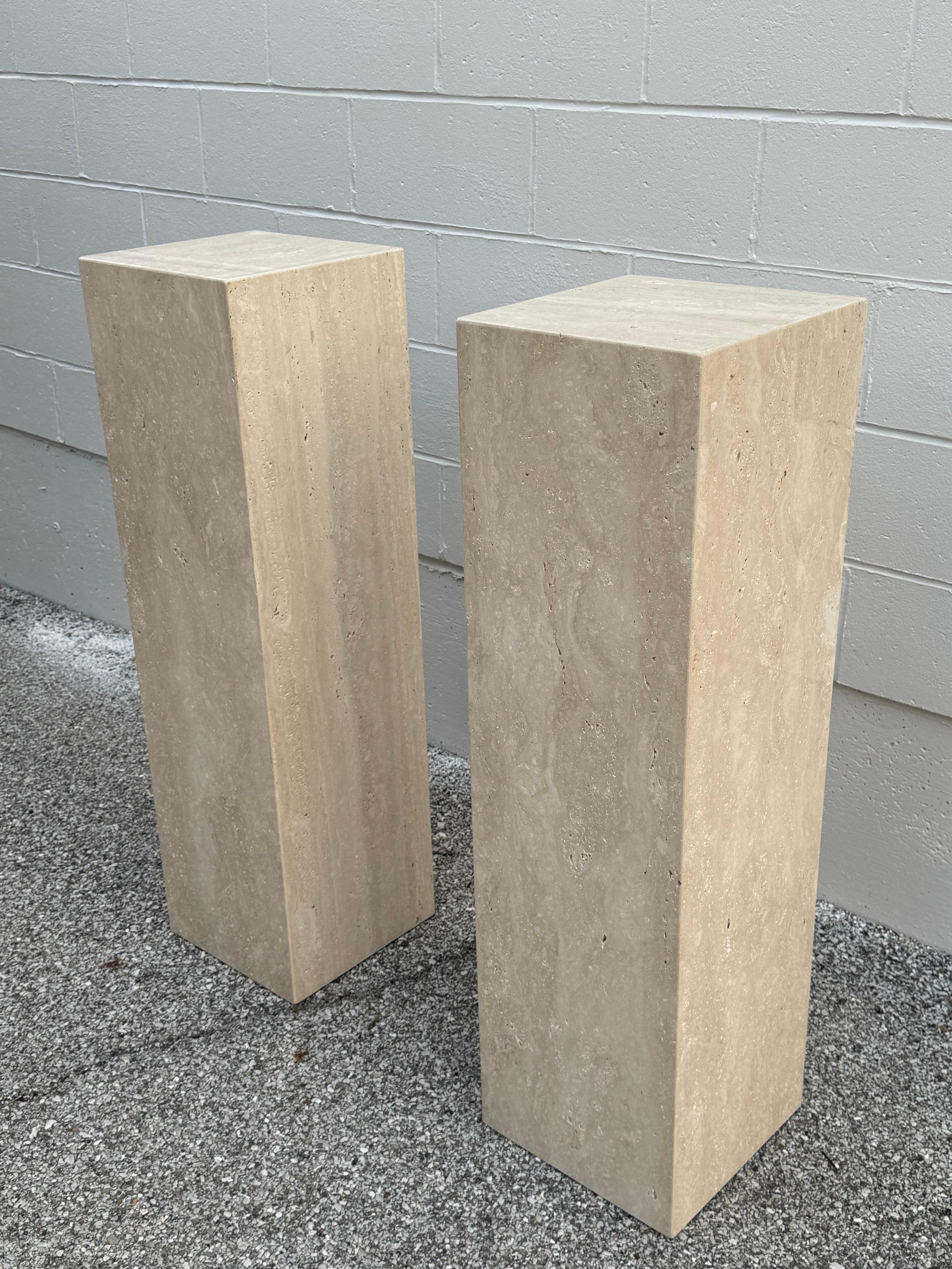 Paar von Vein Cut Italienisch Beige Travertin Sockeln Kunst Display - Ständer Säulen im Angebot 1