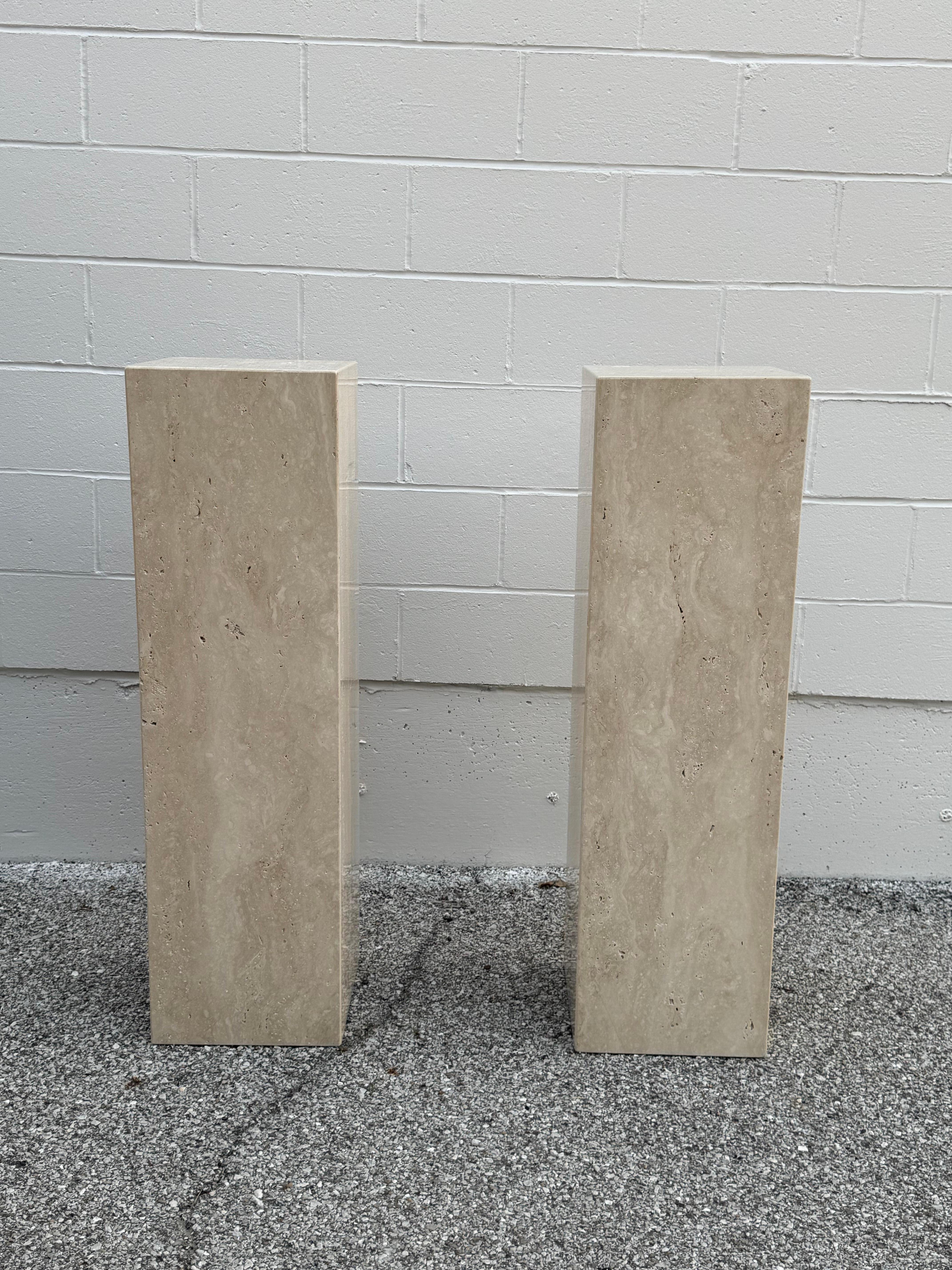 Paar von Vein Cut Italienisch Beige Travertin Sockeln Kunst Display - Ständer Säulen im Angebot 2