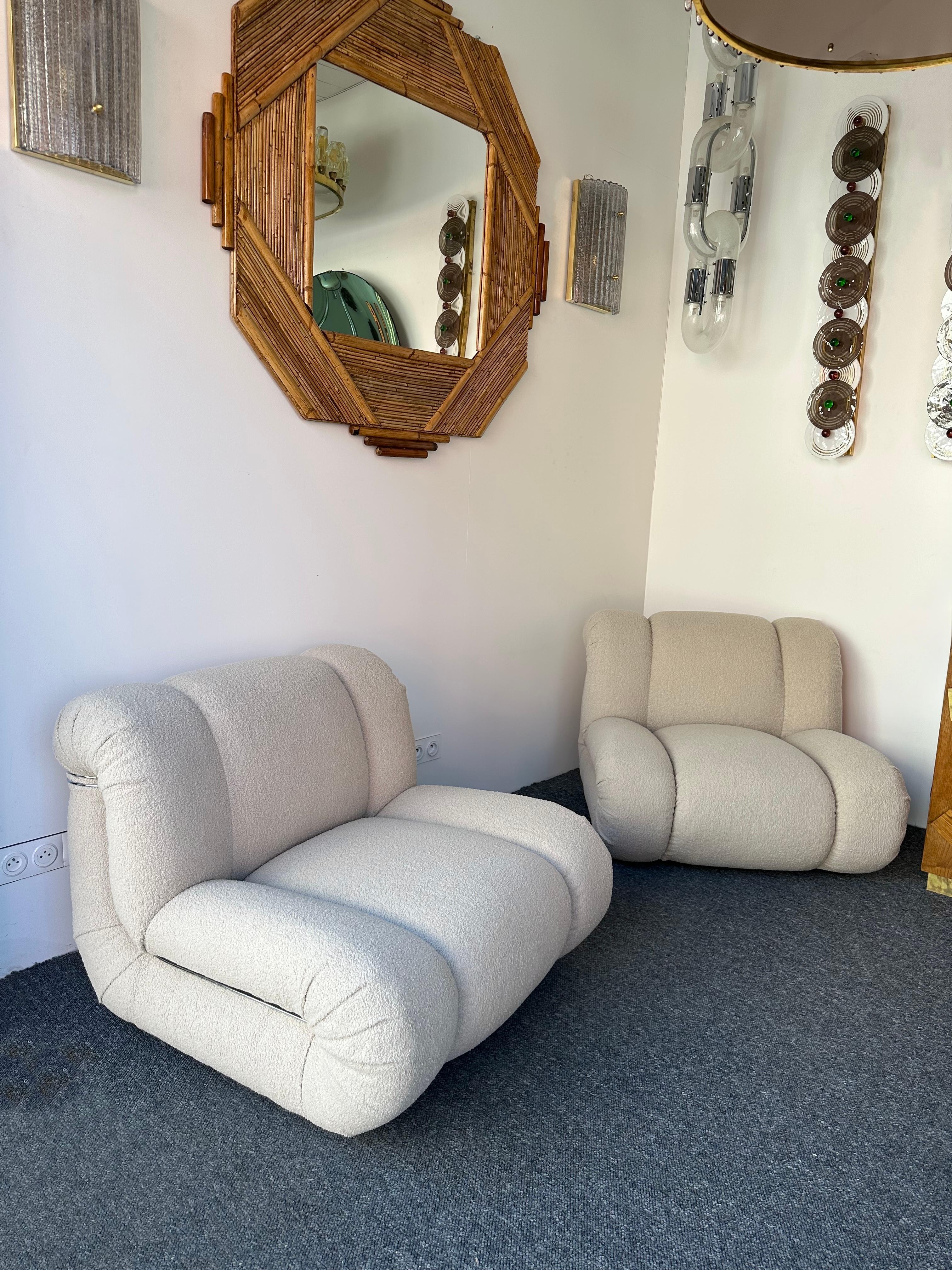 Modernidad de mediados de siglo Space Age Pareja de grandes sillones tipo zapatilla modelo Velásquez de la manufactura italiana de diseño Mimo J. Padova. Nueva tapicería con tejido bouclé. Al estilo de Pierre Cardin, Gio Ponti, Gianfranco Frattini,