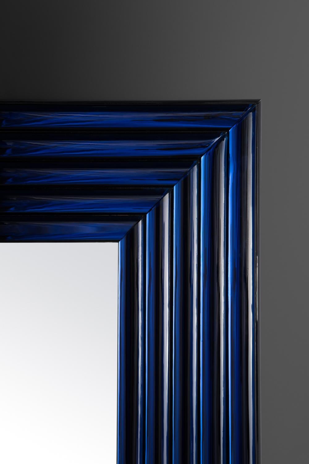Square mirrored glass, surrounded by five nested frames composed of blue mirrored Vintage glass panels. Velluto means ‘velvet’ in Italian.