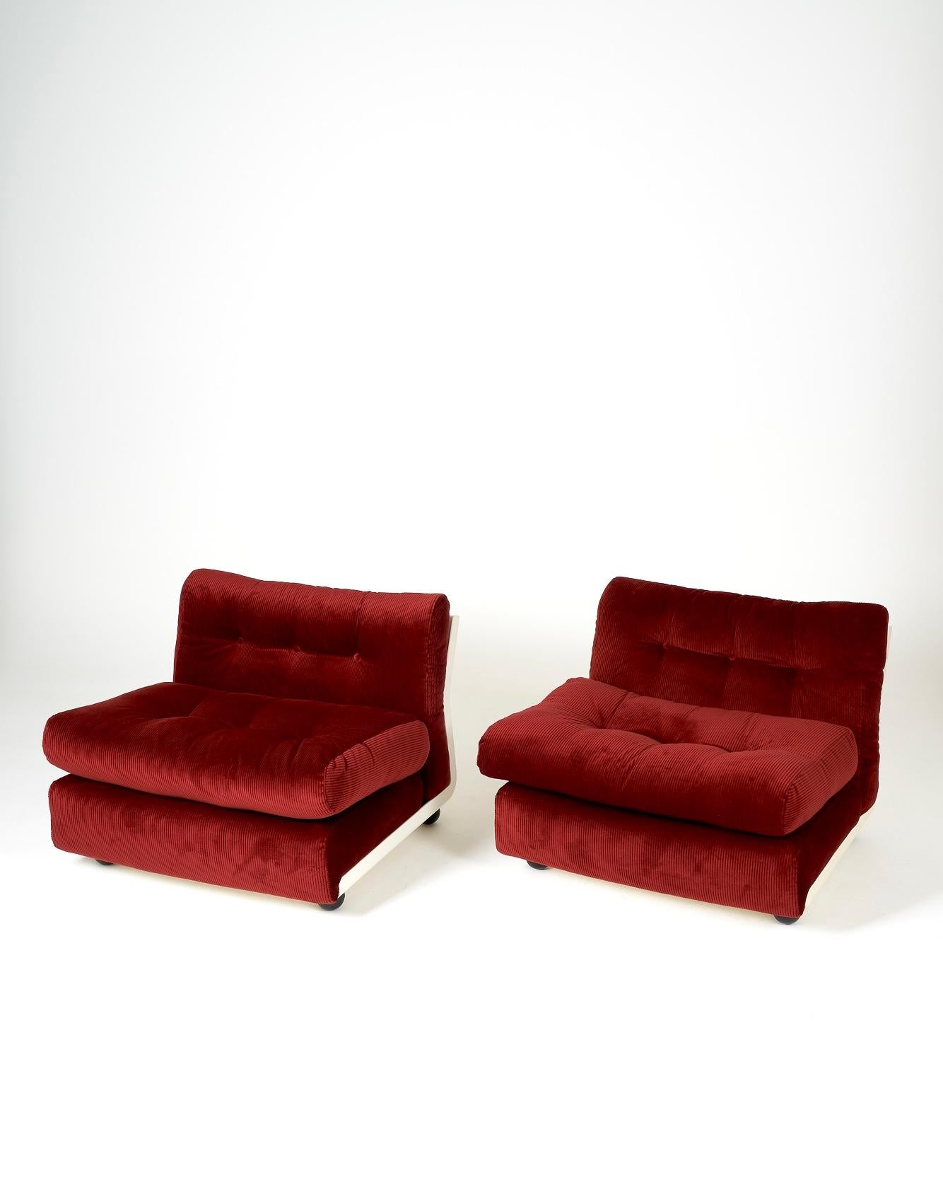 Amanta armchair by designer Mario Bellini. Published by C&B Italia in the 1970s. Fiberglass shell, and seat and backrest reupholstered in high-quality corduroy velvet. Rare in this condition. Two armchairs available.
LP238-239