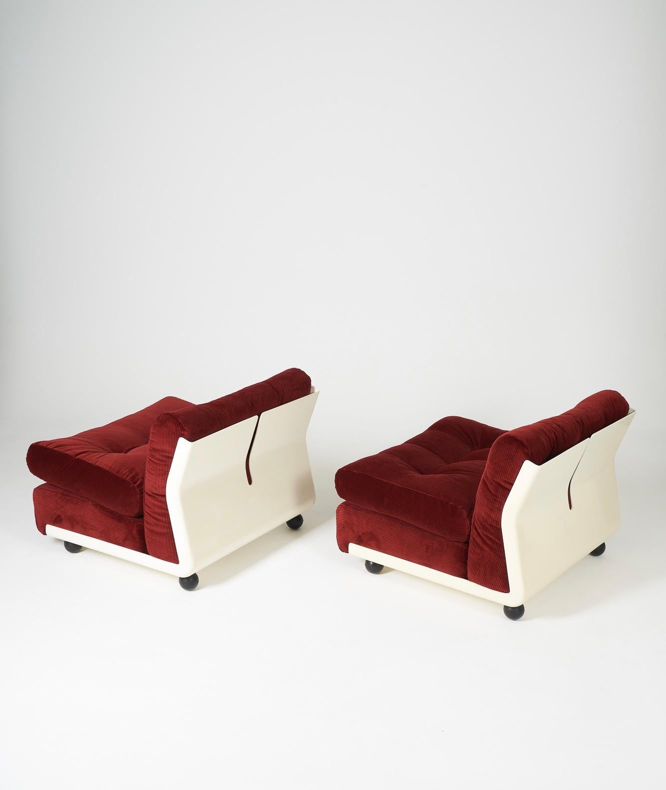 Pair of velvet armchairs 'Amanta' by Mario Bellini, 1970s In Good Condition In PARIS, FR